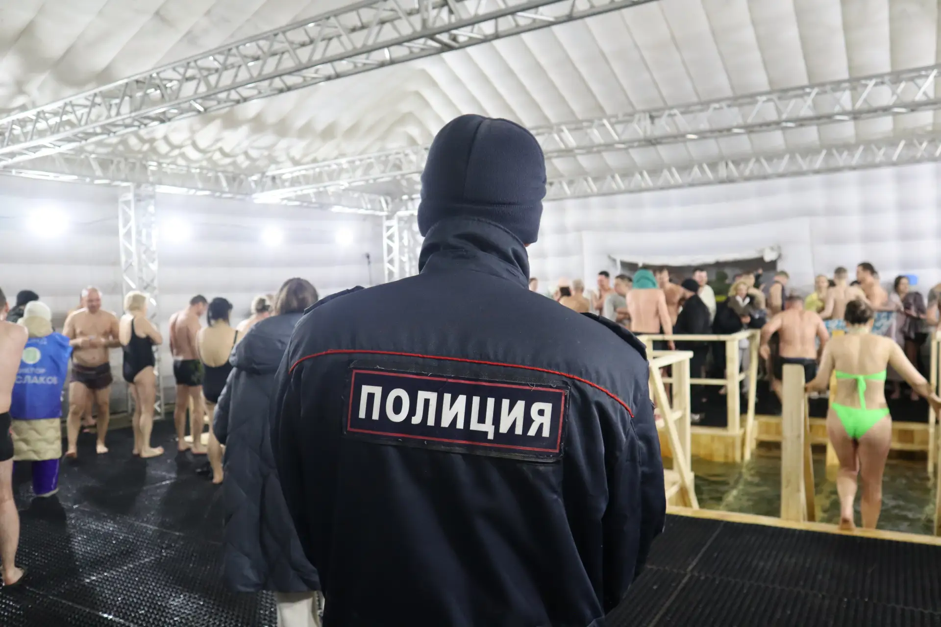 Крещенские купания начались в Академическом!   Перед открытием купелей верующих поприветствовал наст