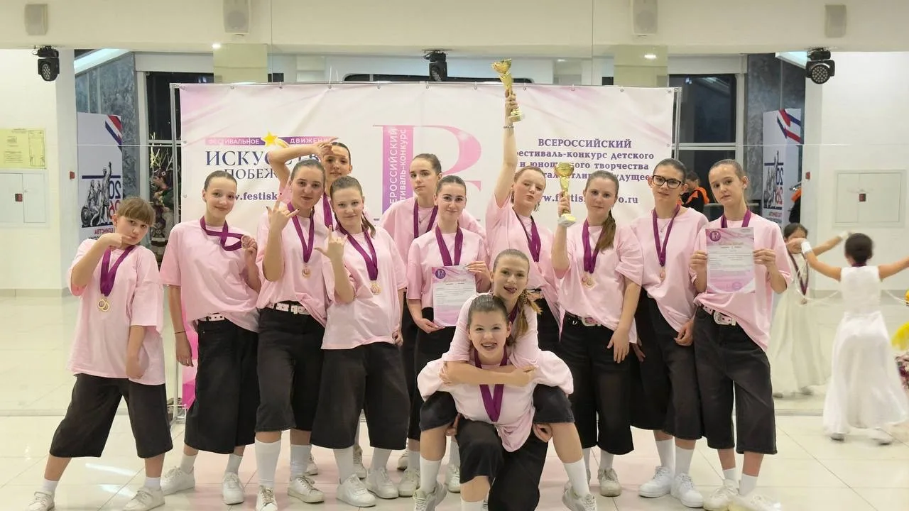 ⭐️ Звездные выходные наших талантов!  Два всероссийских конкурса — две победы! 💃🏆  Ученицы 8 «В» и 9