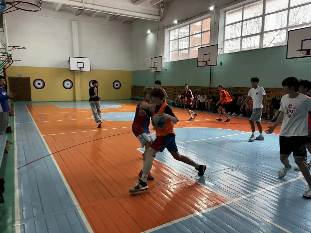 🏀 Олимпийский апрель – 2026 Баскетбол среди юношей 9–11 классов  На спортивной площадке развернулись