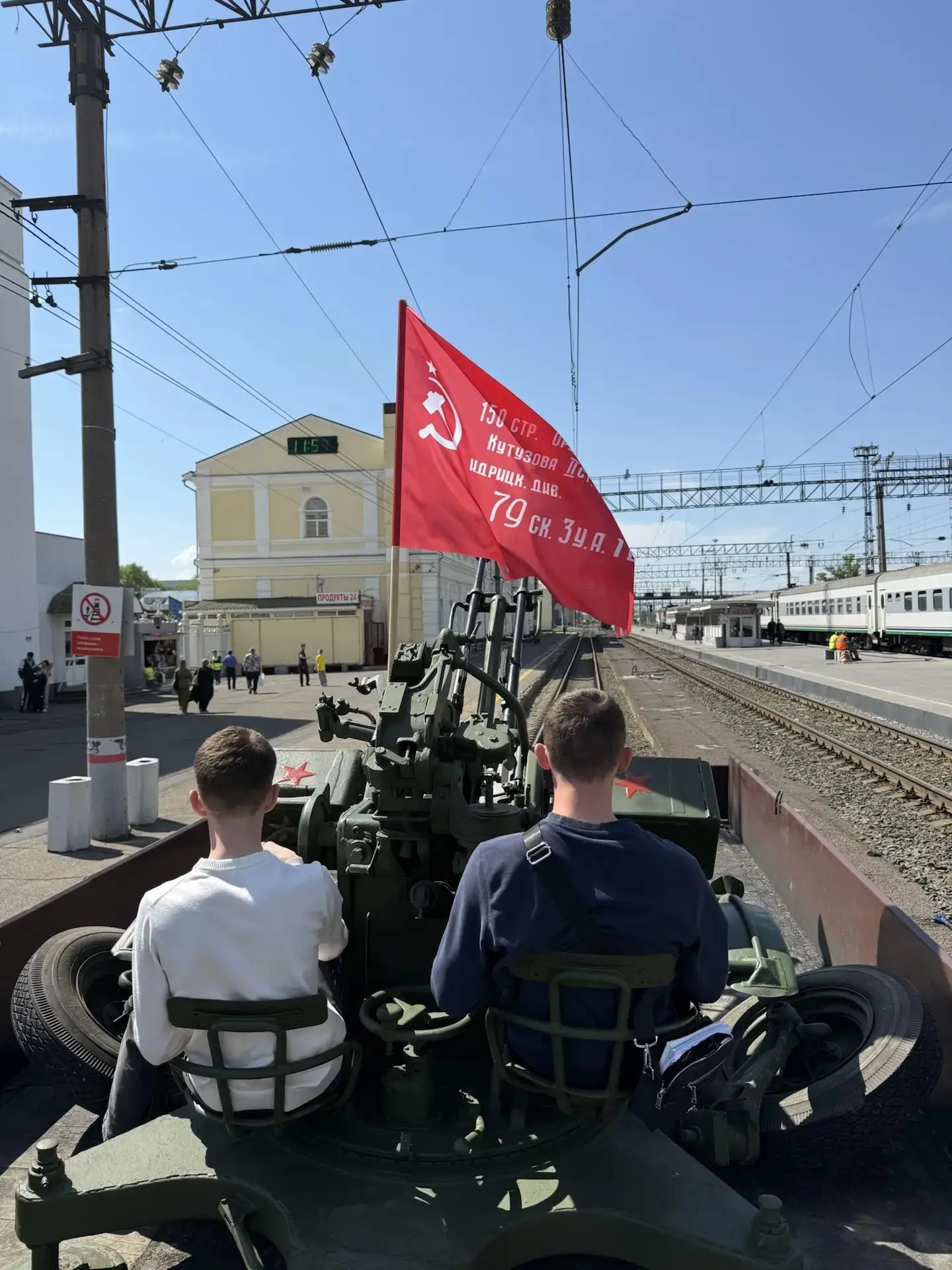 8 мая в 10:00 на первый путь вокзала Оренбурга прибыл  «Поезд Победы» — настоящий паровоз времён вой