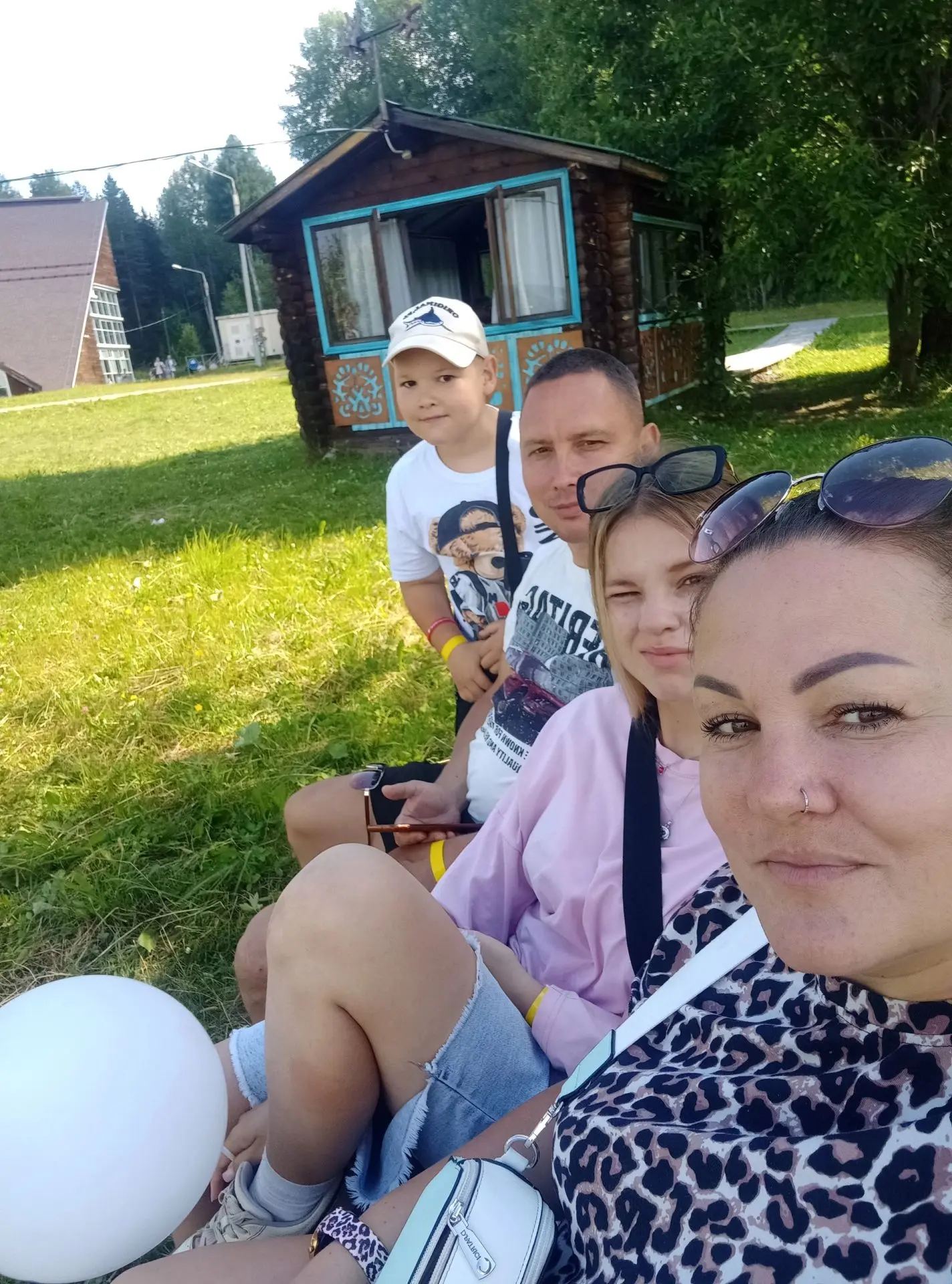 «Когда уходите на пять минут, Не забывайте оставлять тепло в ладонях. В ладонях тех, которые вас жду