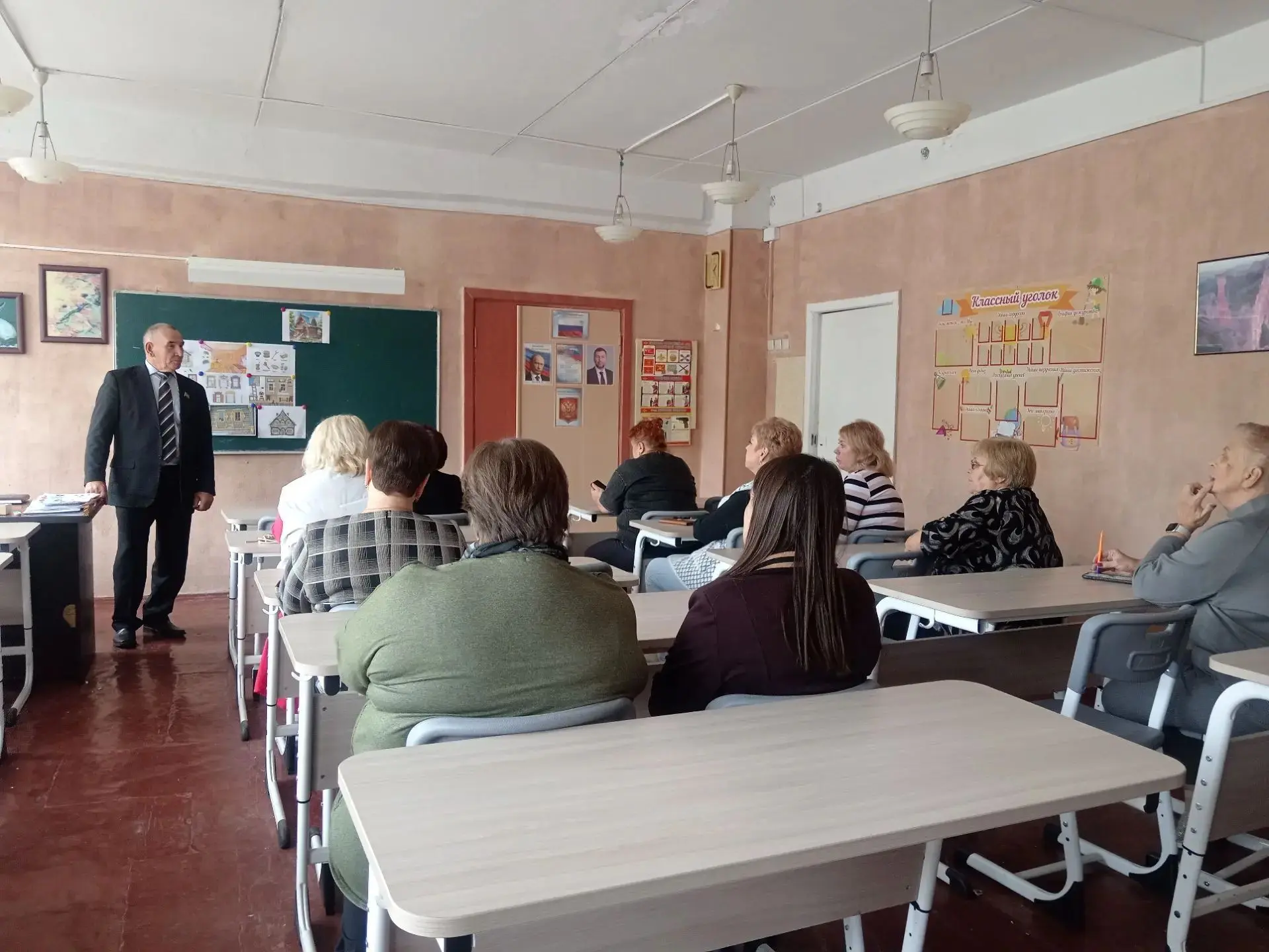 Депутат Макеевского городского совета Александр Рыжков провел встречу с трудовым коллек...
