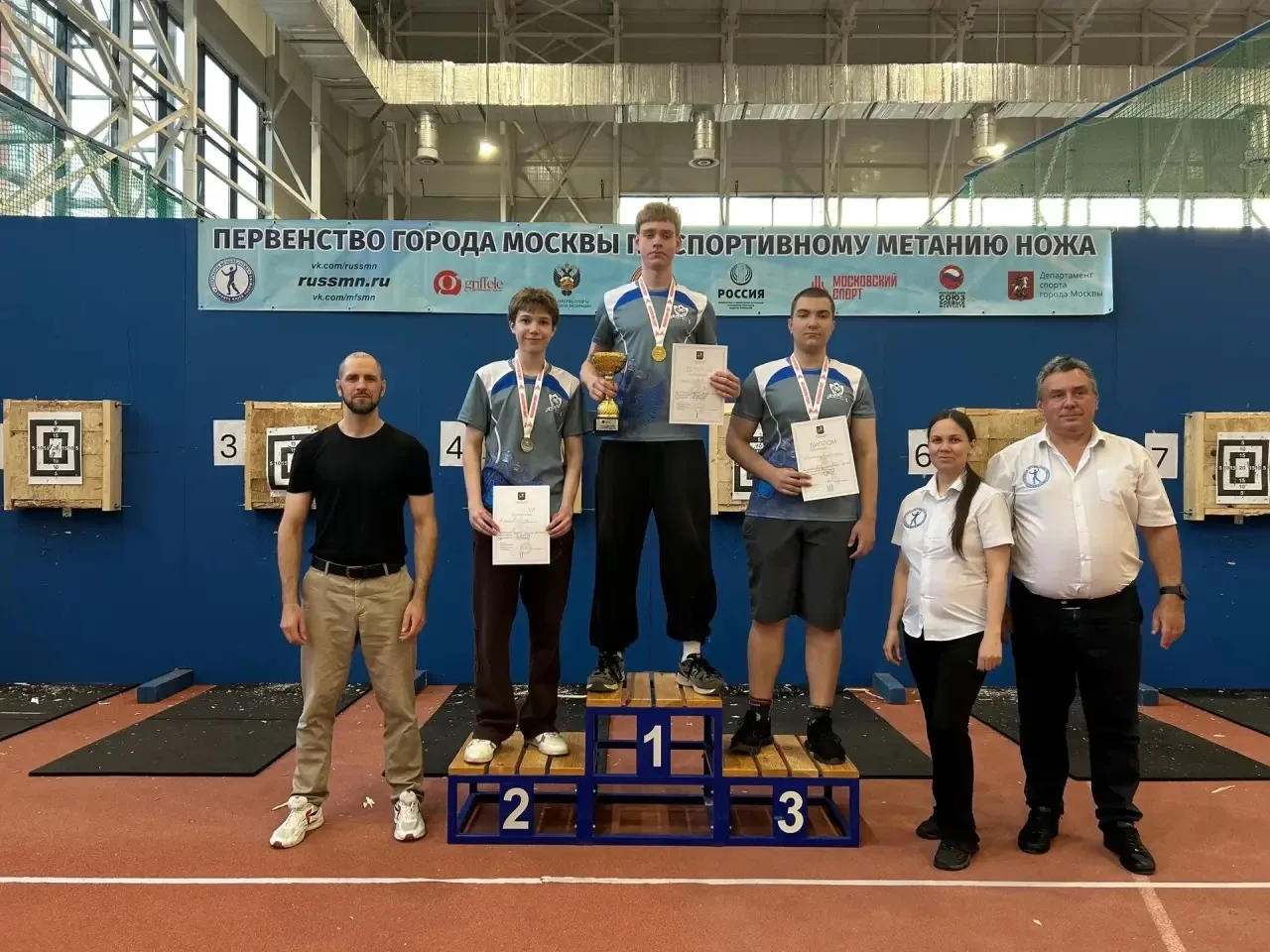 🏆 Наши ребята — лучшие! Поздравляем победителей Первенства Москвы по спортивному метанию ножа! 🎯

