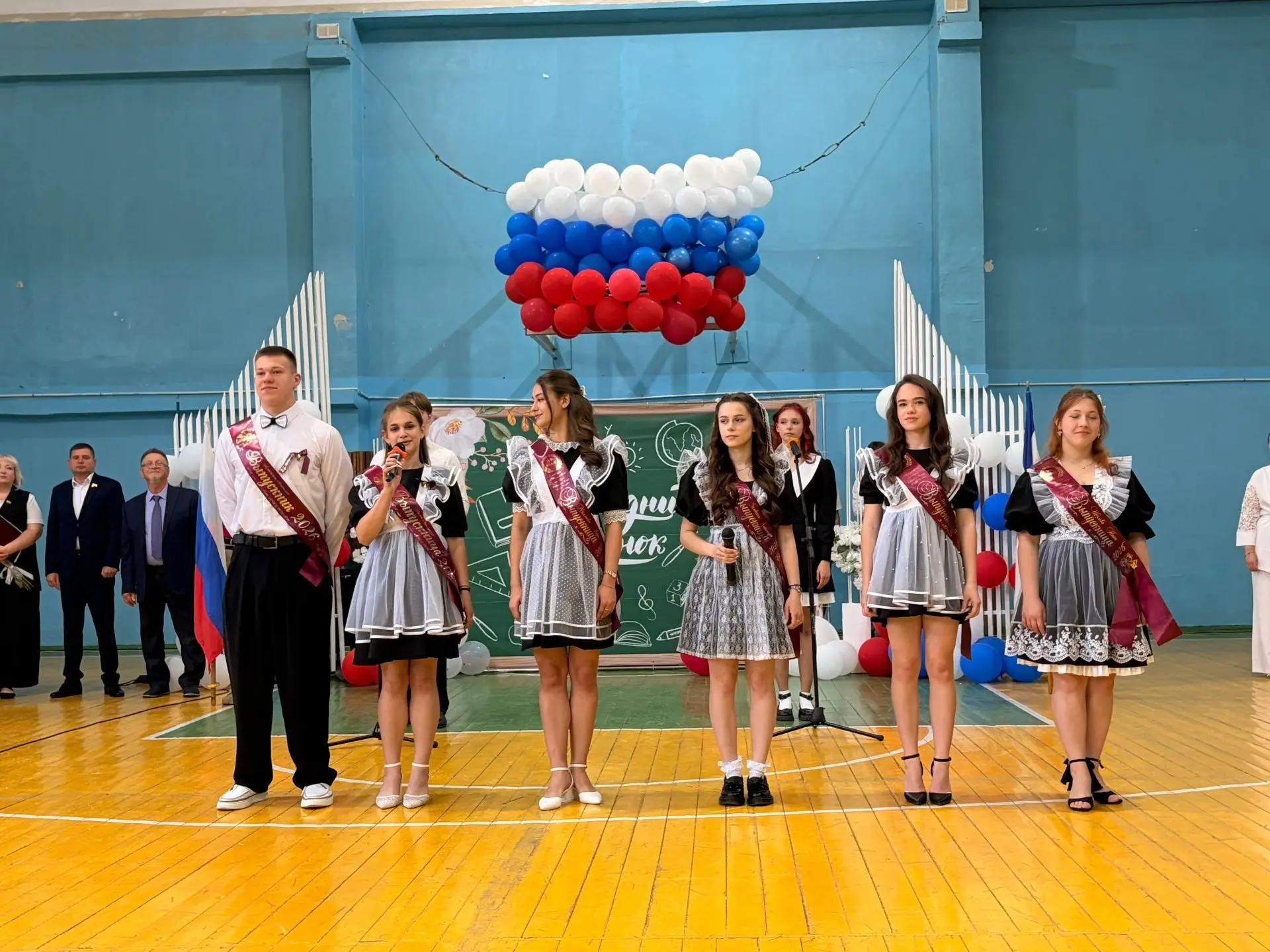 🎀 "ПОСЛЕДНИЙ ЗВОНОК"💐  Дорогие наши выпускники… Кажется, совсем недавно вы робко шли за руку с родит