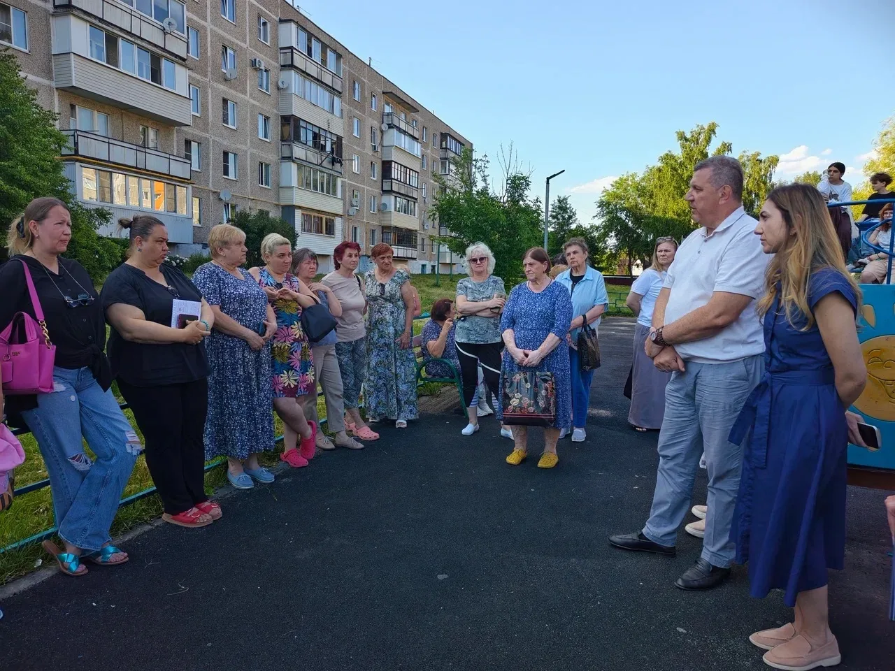 Глава управы провел обход территории в поселке Курилово

Глава управы Краснопахорского района Юрий Н
