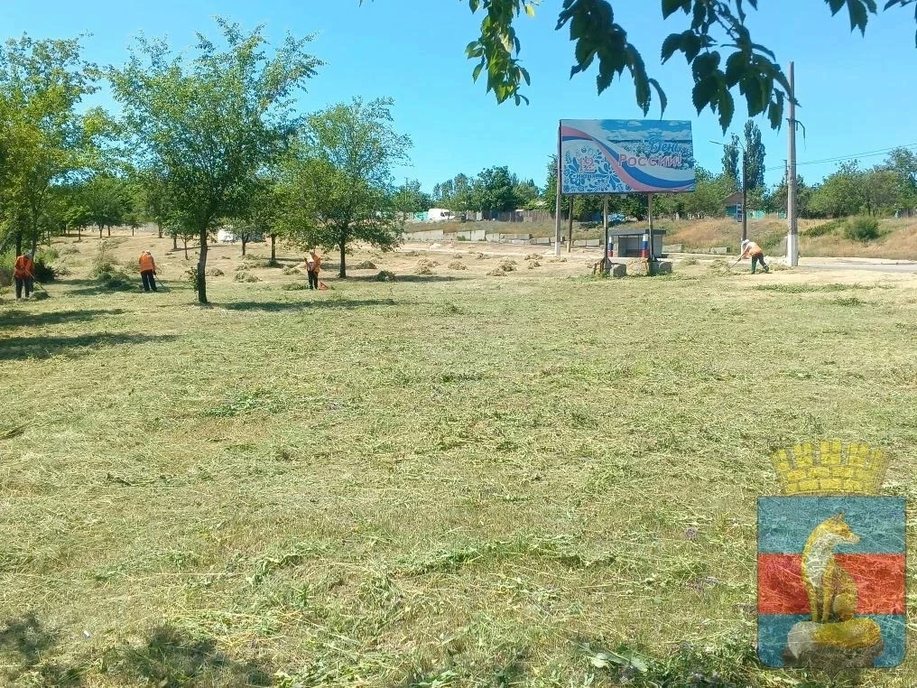 🧹В Лисичанске сотрудники МБУ «КСЛ» убирают мусор, очищают общественные территории, парки и скверы, 