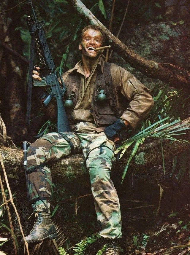 Арнольд Шварценеггер на съемочной площадке фильма "Хищник". США, 1986 год