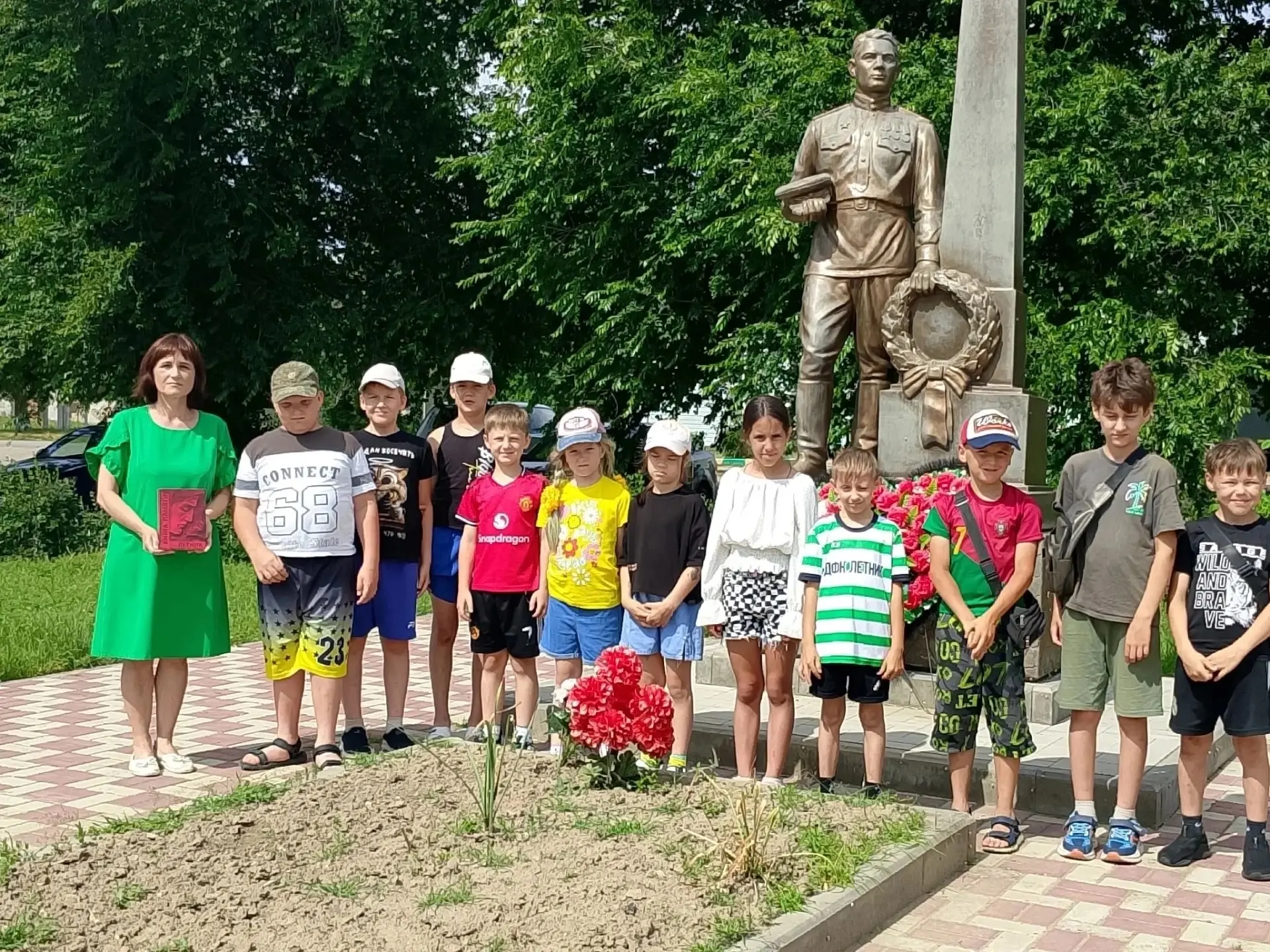 В преддверии Дня  памяти и скорби для ребят из пришкольного лагеря «Колос» прозвучали важные слова о