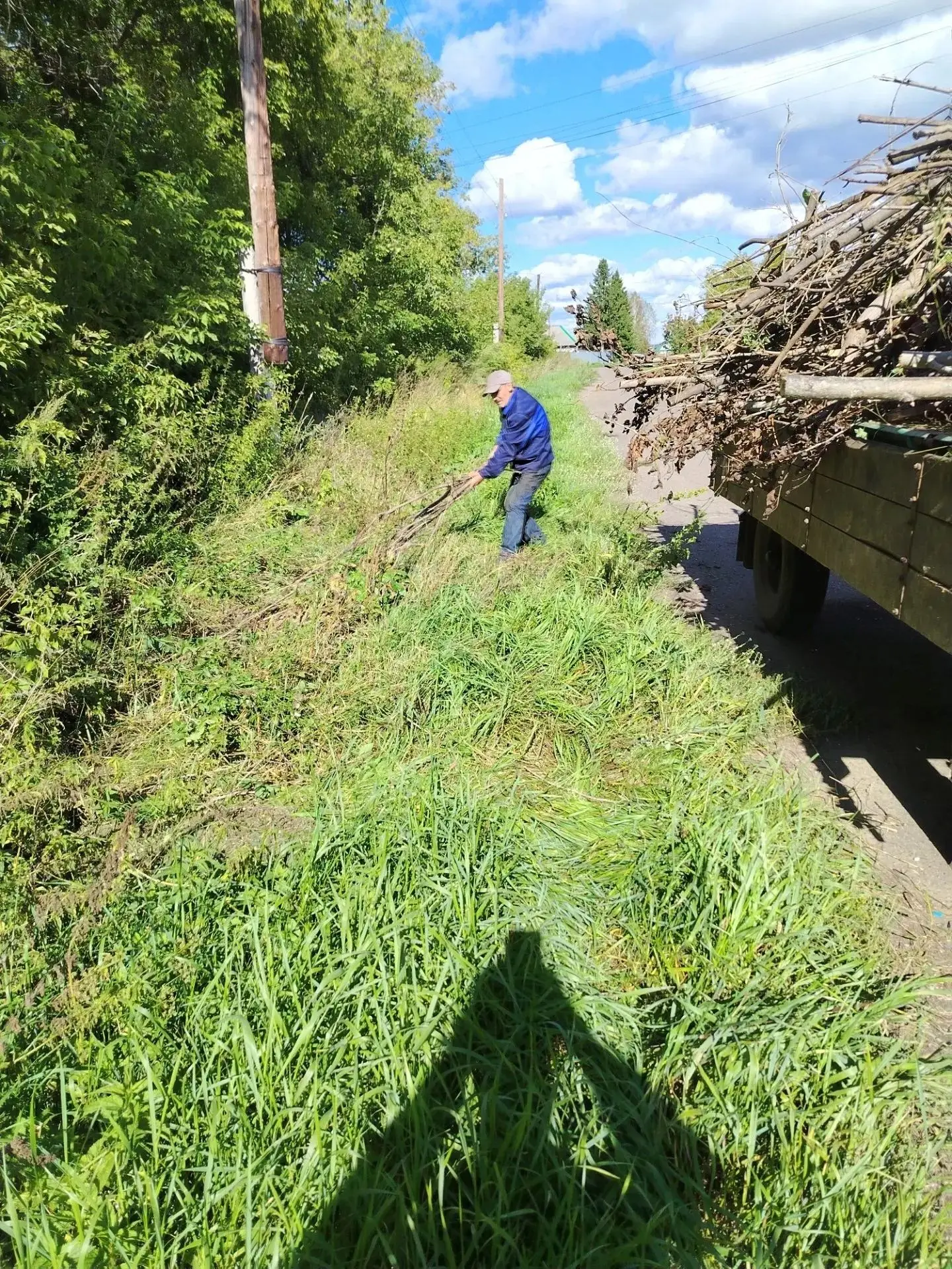 Продолжаем заниматься благоустройством. В начале этой недели по улице Молодежной в д. З...