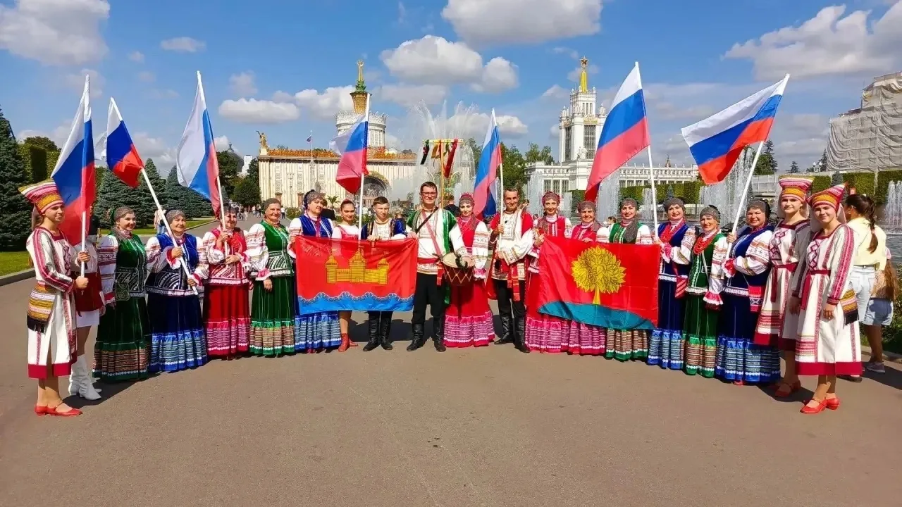 Песнями и танцами радовала Липецкая область гостей «Вкусов России» в День Государственн...