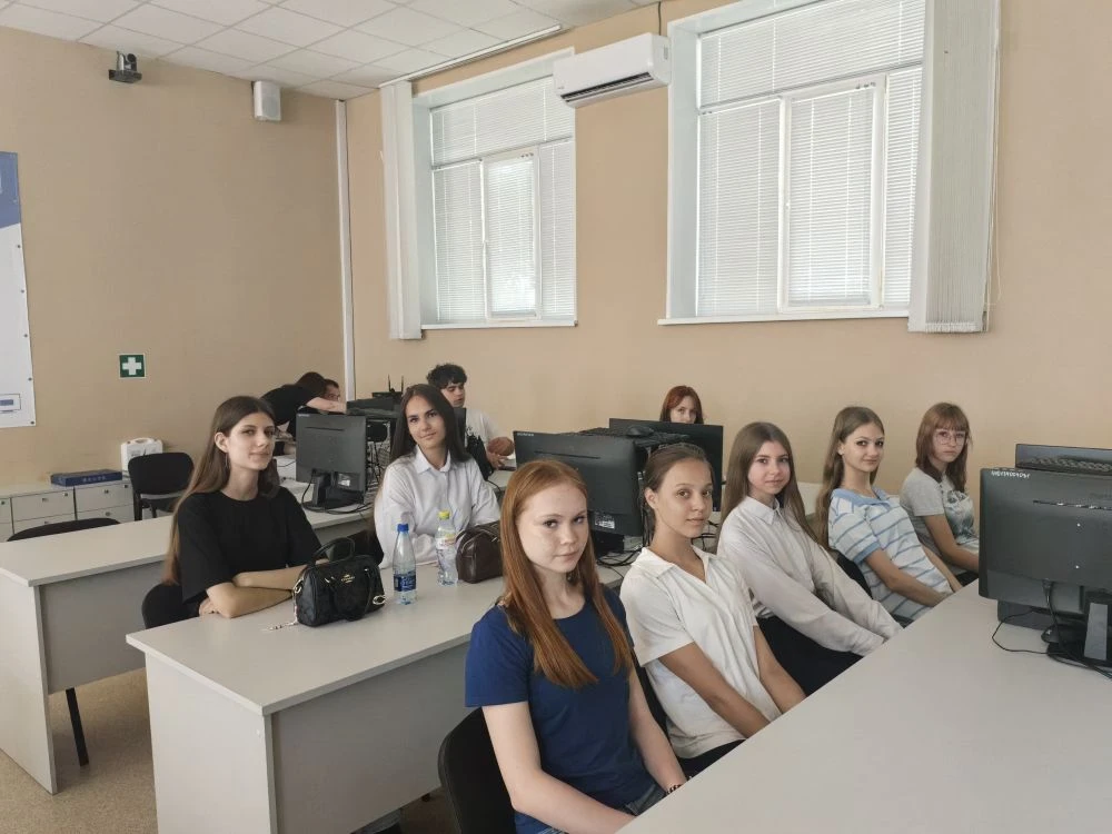 🤖 Новые технологии на службе добра: наши волонтеры в ЦУР!  Сегодня активисты нашего волонтерского от