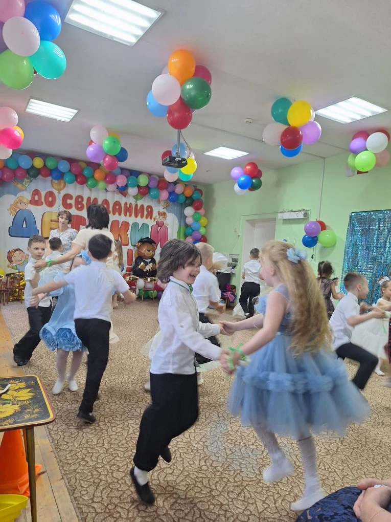 Праздничный зал, еще наполненный звуками финальной песни и аплодисментами, постепенно затихает. Гирл