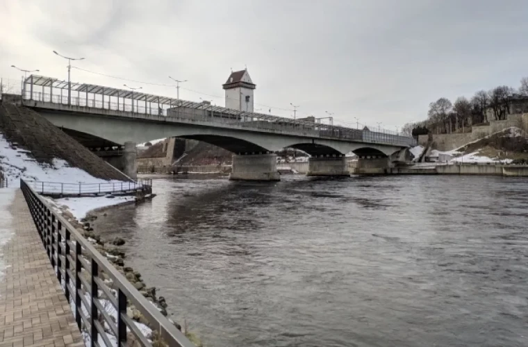 Нарва на замке. Почему сотни желающих попасть в Россию ночуют на улице

Долгие годы эстонский город 