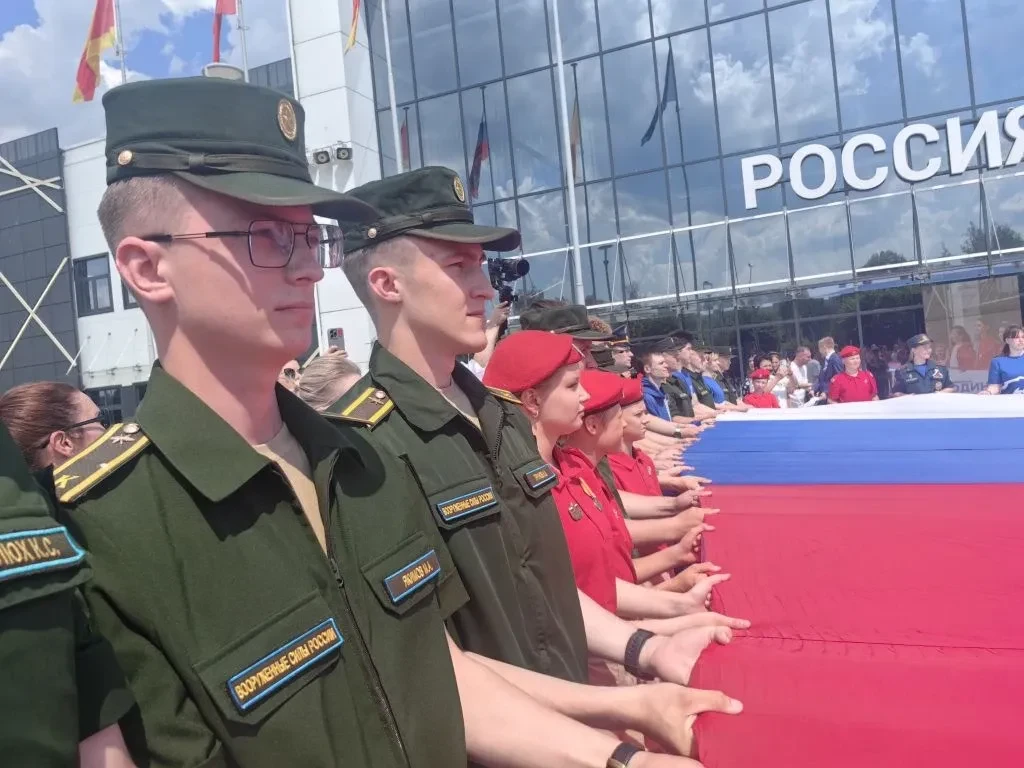 Поздравляем наших учеников с вступлением в «ЮНАРМИЮ»!
В День России у здания мультимедийного историч