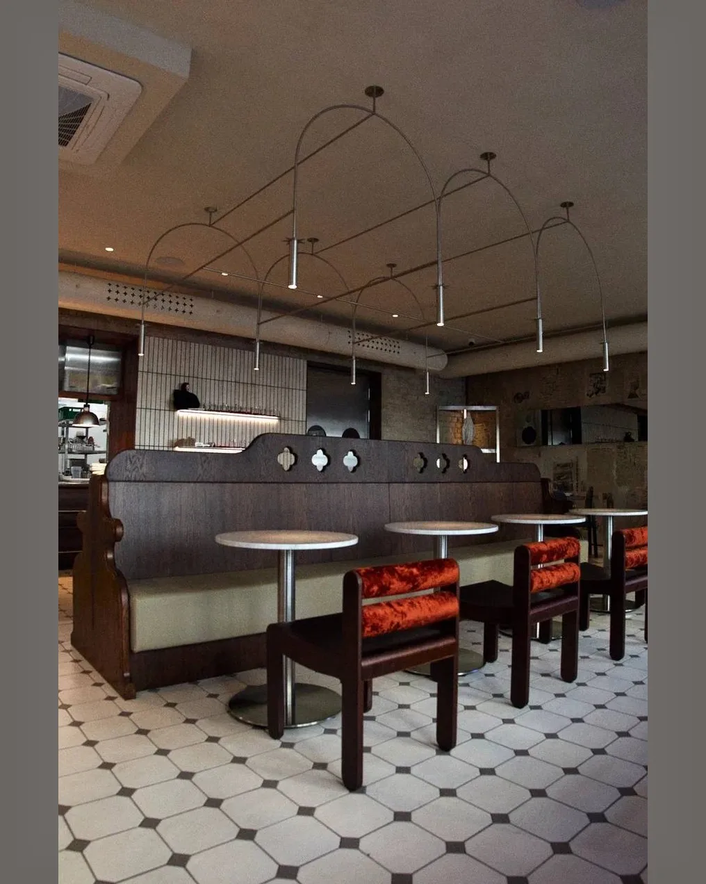 Tony bistro открылся в Озерном переулке, в доходном доме Чайковской.   Шеф-повар Иван Лучкин (Blackc