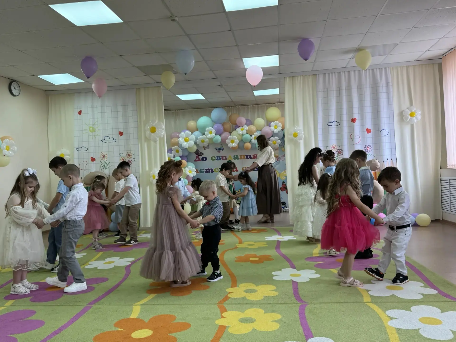 🎉 Ура! В нашем любимом саду прошли незабываемые праздники выпускников! 🥳