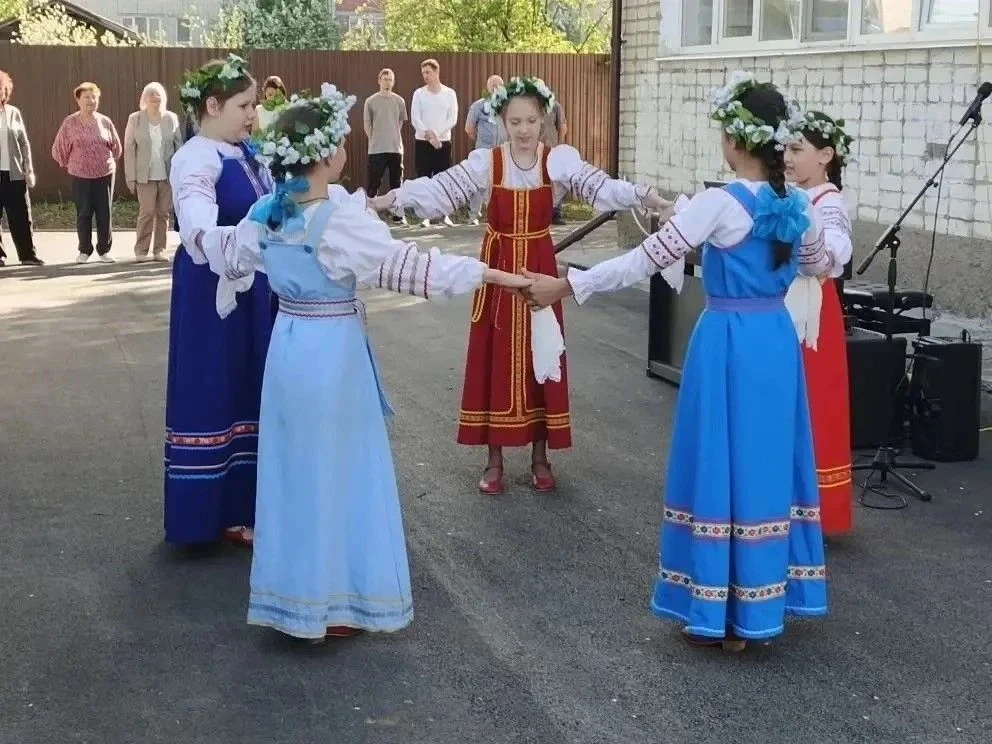 Расцветали яблони и груши…