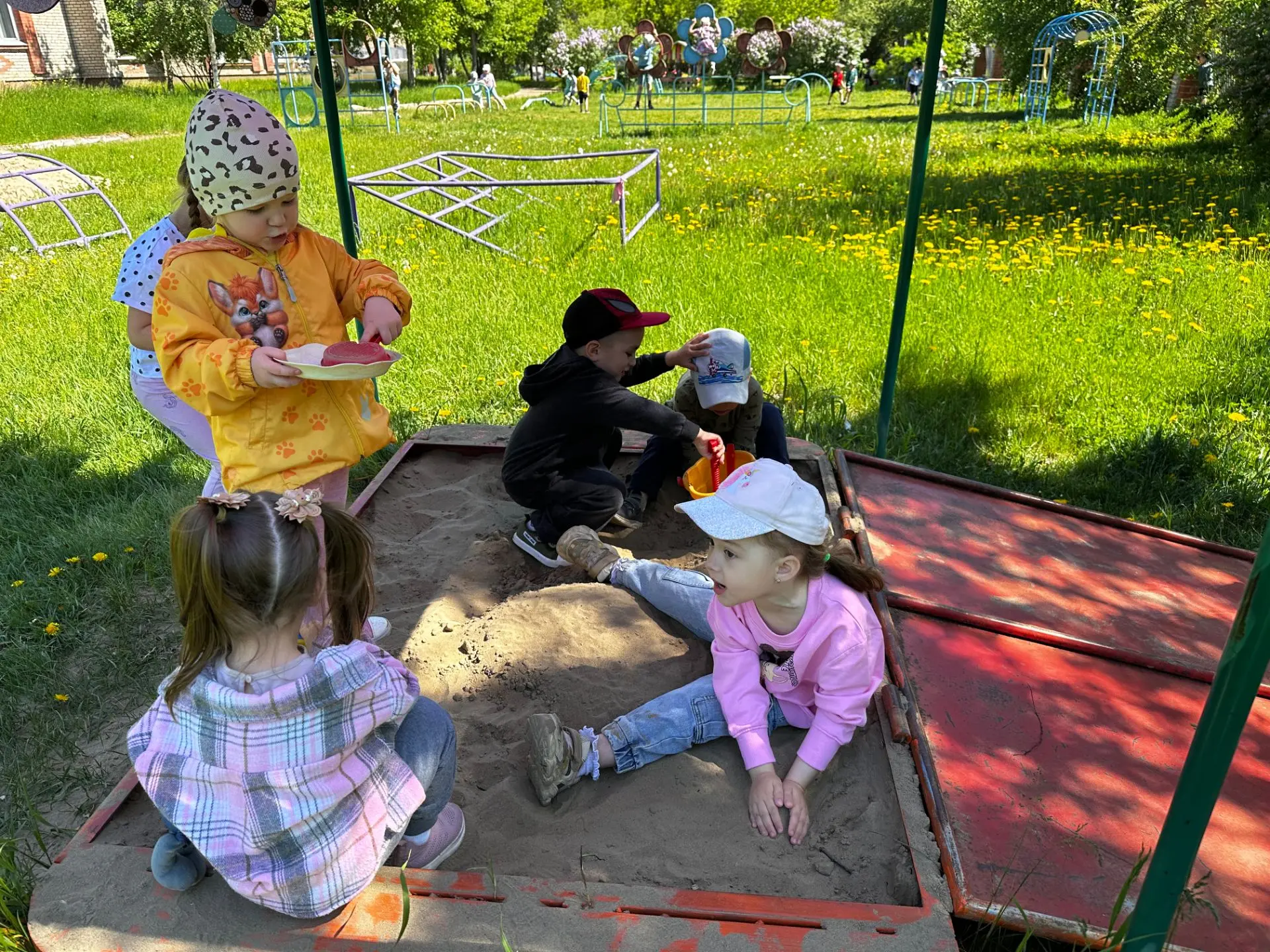 Песочная магия: почему детям 3–4 лет она необходима
Лето — пора ярких впечатлений и увлекательных иг