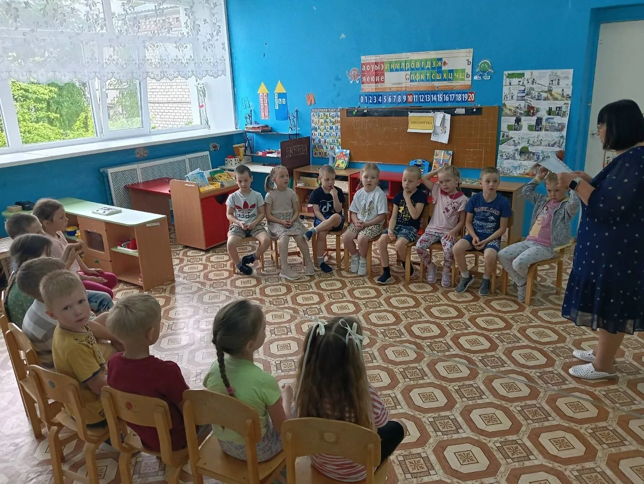 ЗНАТОКИ  ЖЕЛЕЗНЫХ  ДОРОГ
 
Ребята старших групп нашего детского сада приняли участие в викторине «Зн