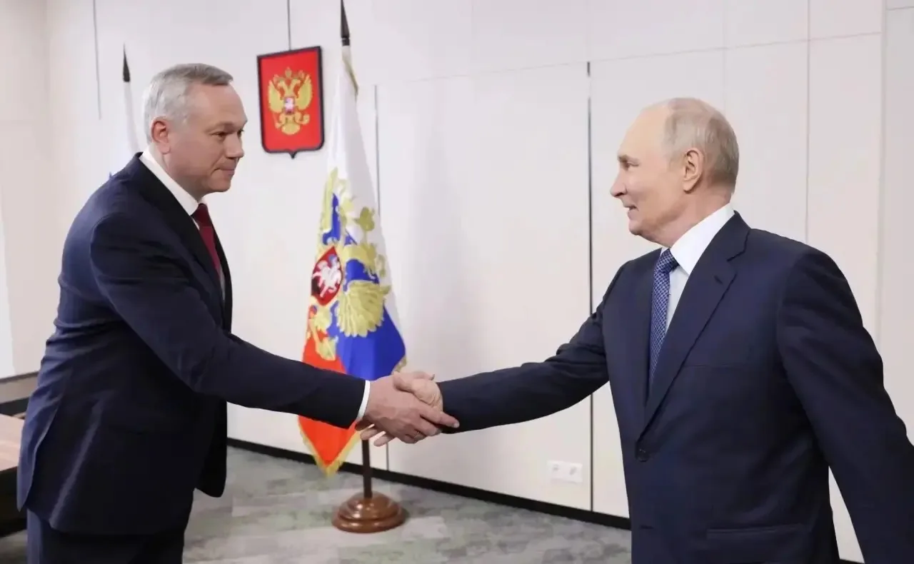 Президент Владимир Путин в ходе поездки в Новосибирскую область заслушал доклад Губерна...