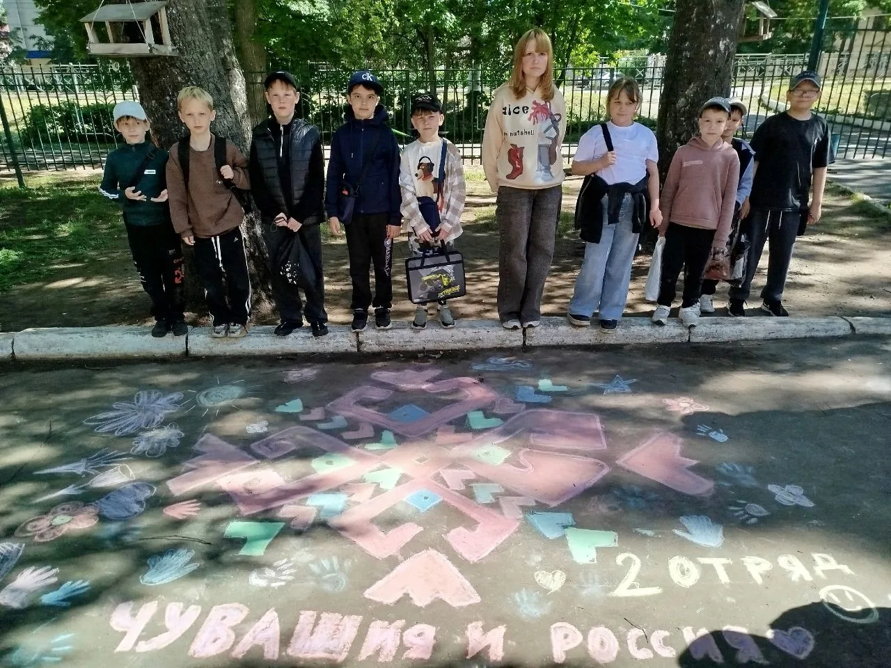 Ребята пришкольного лагеря приняли участие в конкурсе рисунков на асфальте под название...