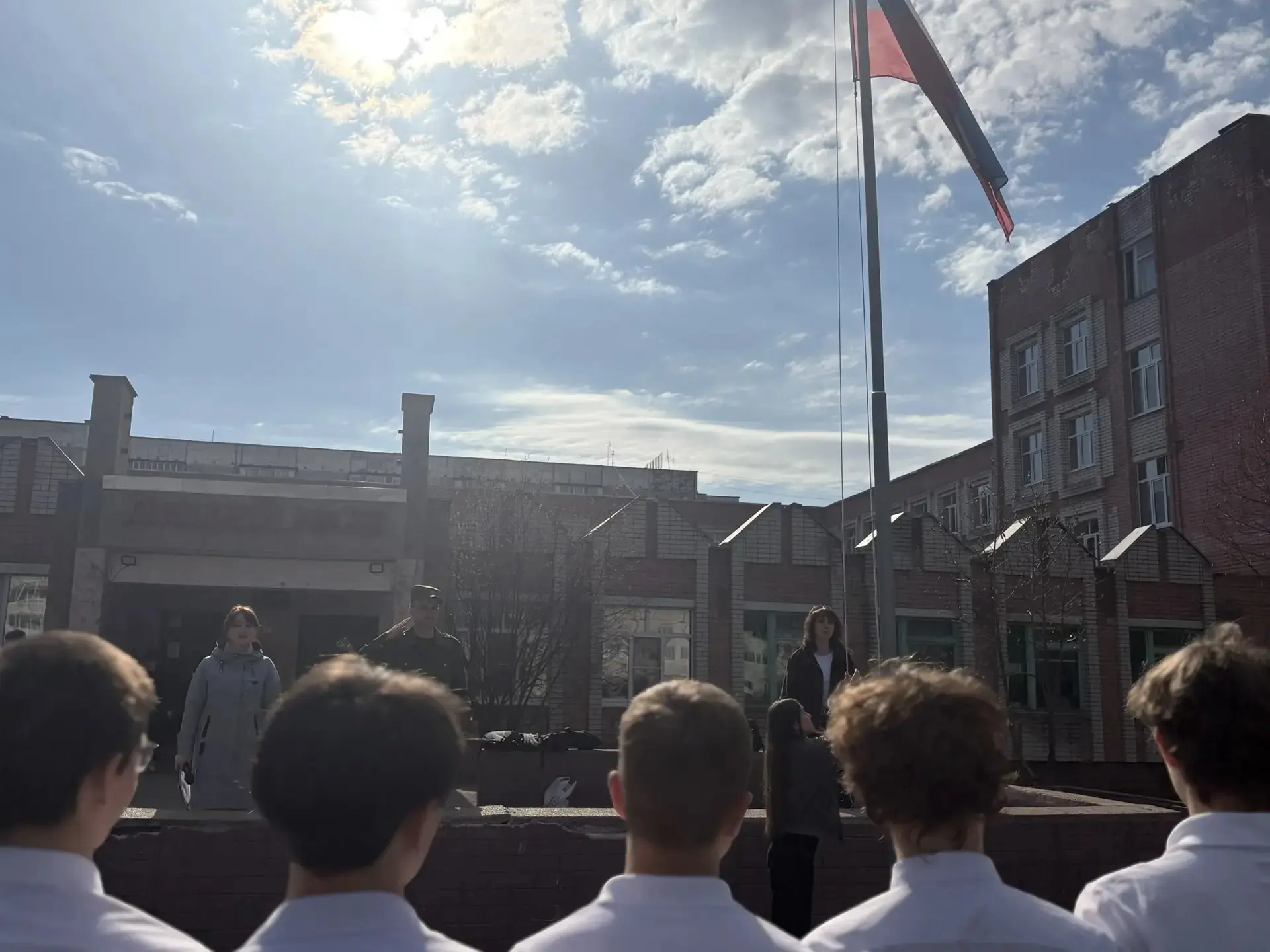 🇷🇺Доброе утро, лицей!  Сегодня почётное право поднять флаг Российской Федерации  предоставляется обу