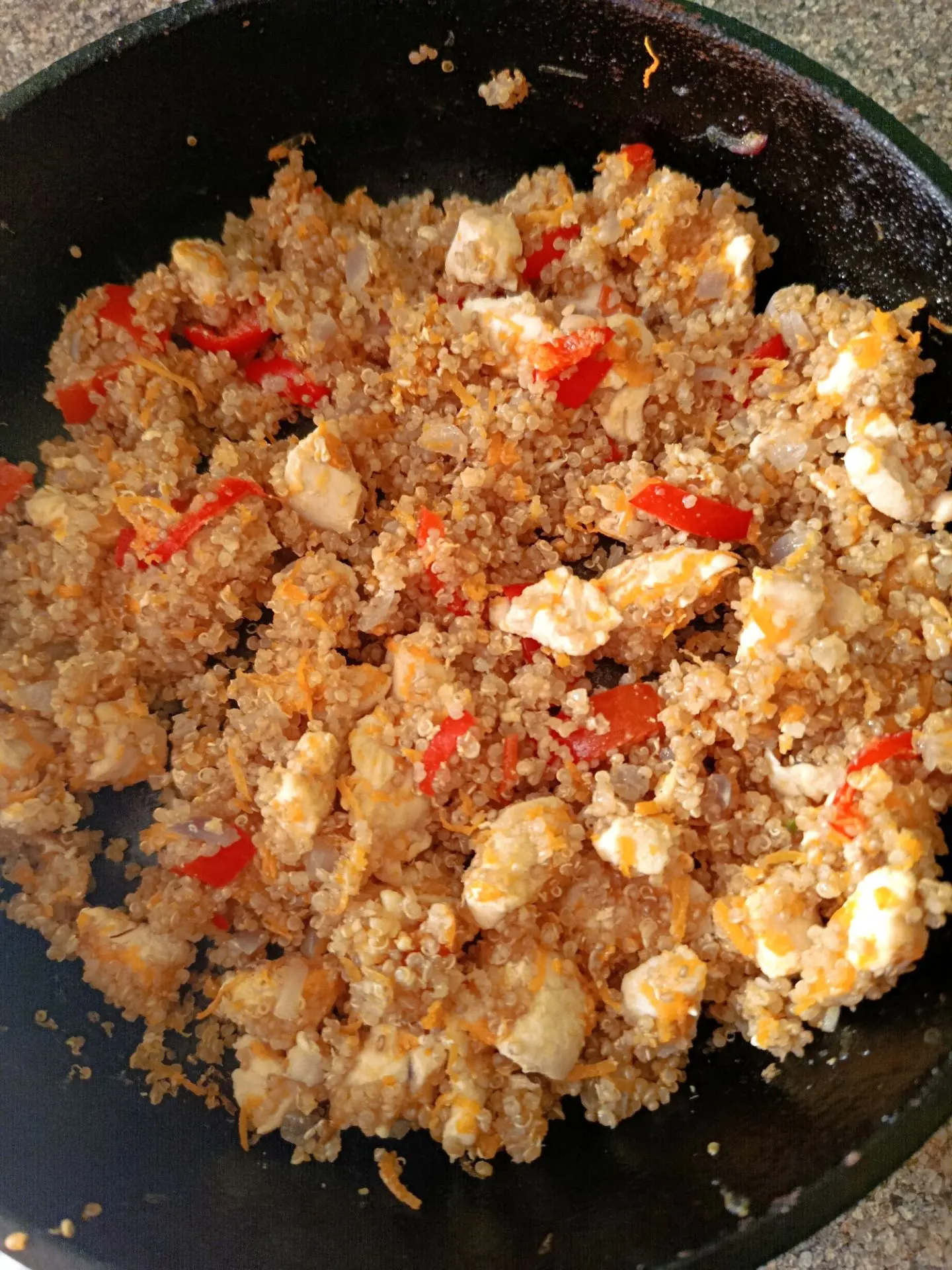 ✅Ужин киноа с овощами и курицей поела с кетчупом. Чай с конфеткой🍬