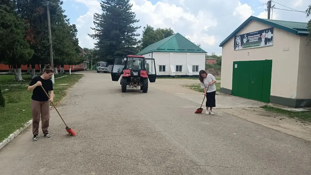 🧹 Лето — время трудиться: студенты КАТТ проходят практику в родном техникуме! 🔧🌿

Пока одни отдых