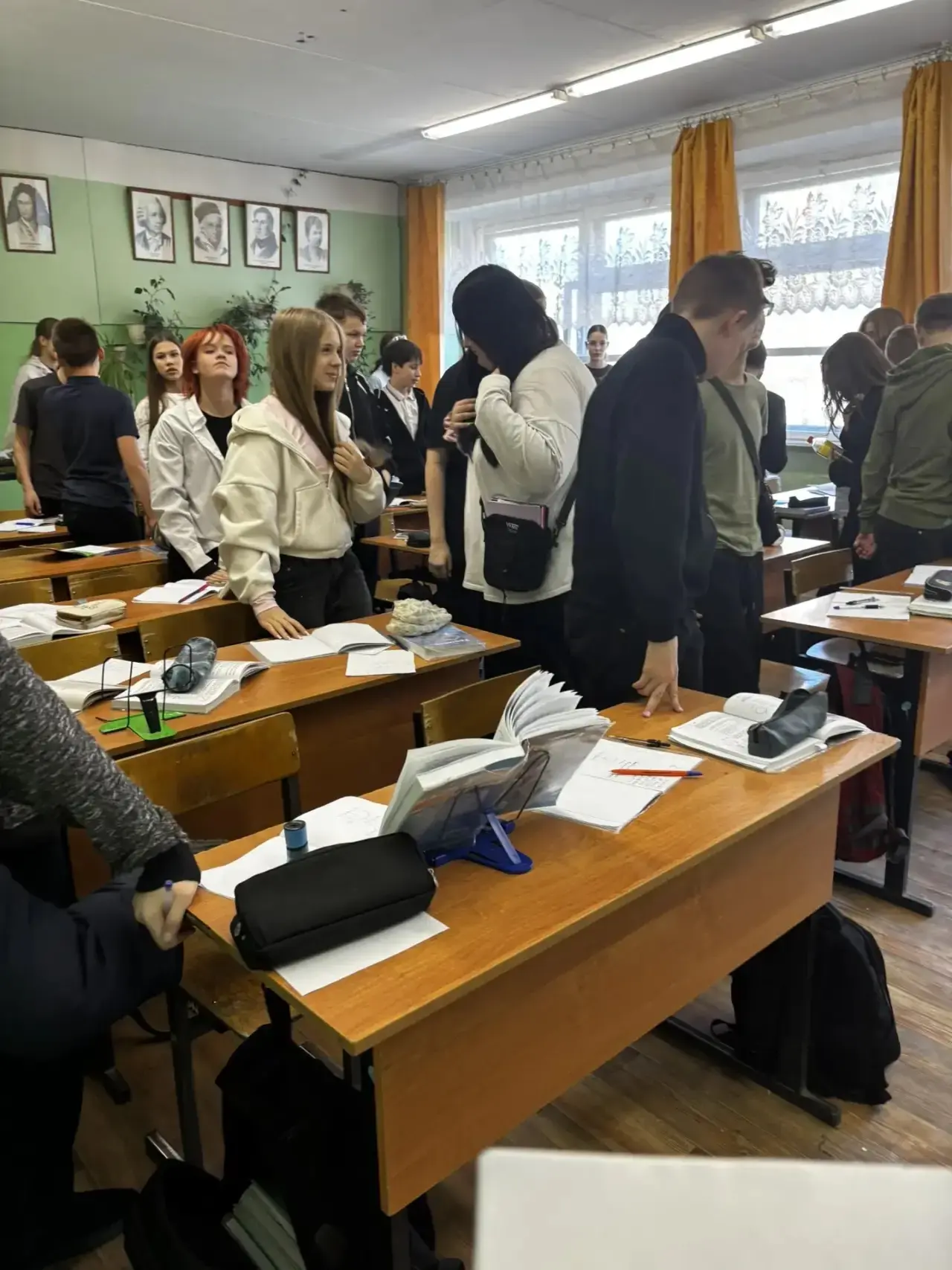 📢 ВНИМАНИЕ!  Ученический совет проводит рейды по проверке сменной обуви! 👟↔🥾  Напоминаем: ношение см