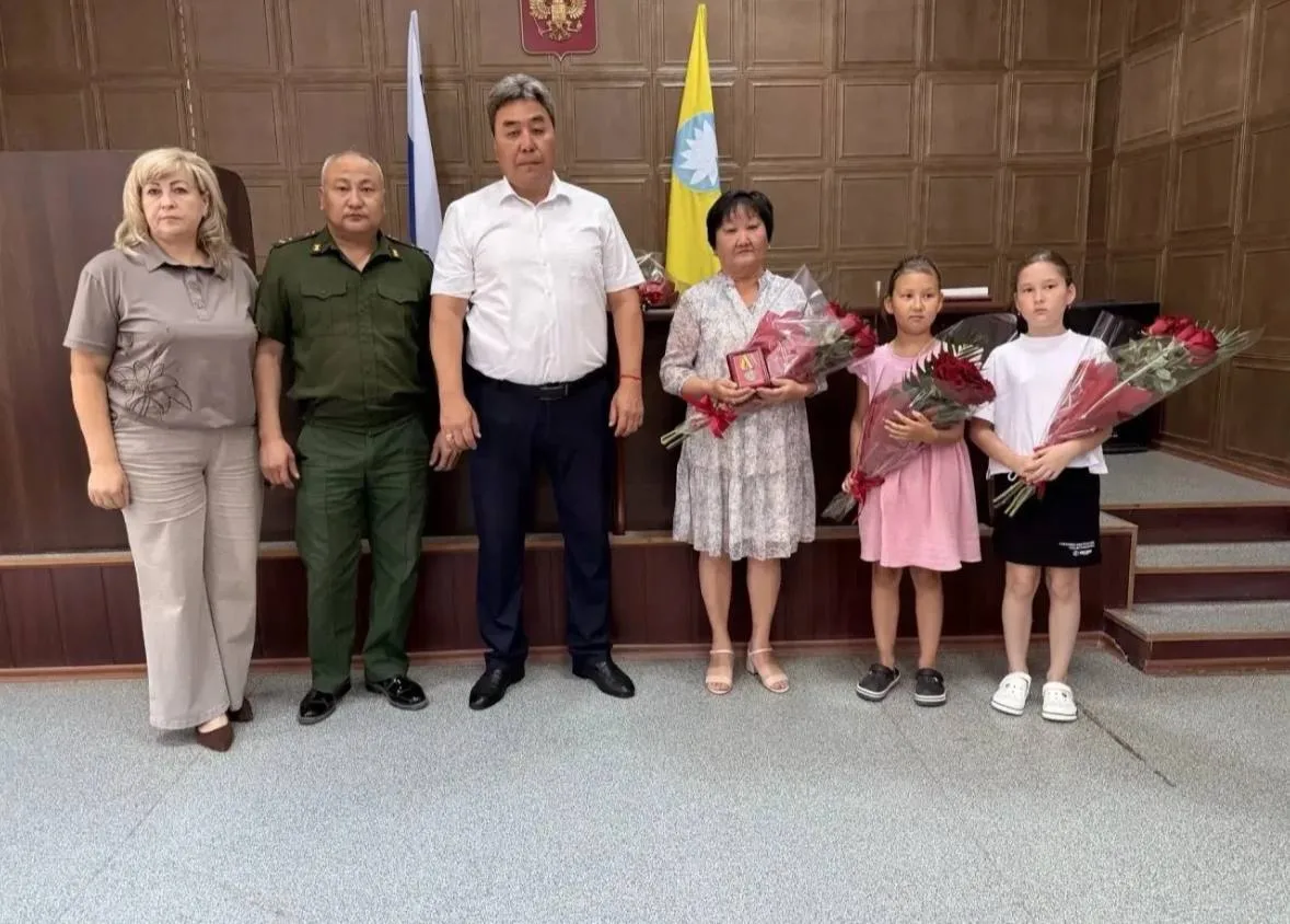 В Калмыкии ордена и медали погибших воинов переданы их семьям

В Сарпинском районе состоялась трогат