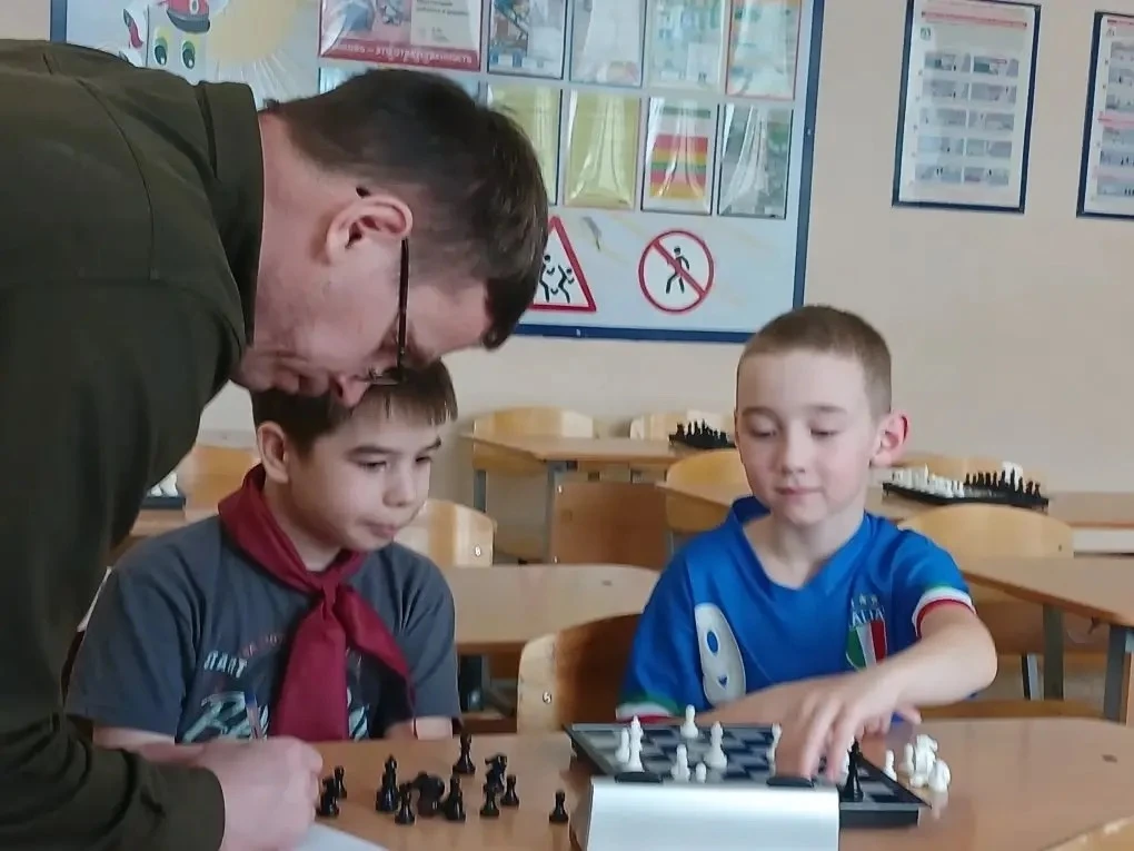 Доброе утро ☀️   ♟️ Шахматный турнир среди 1–2 классов: первые победы!  Вчера в нашей школе прошёл з