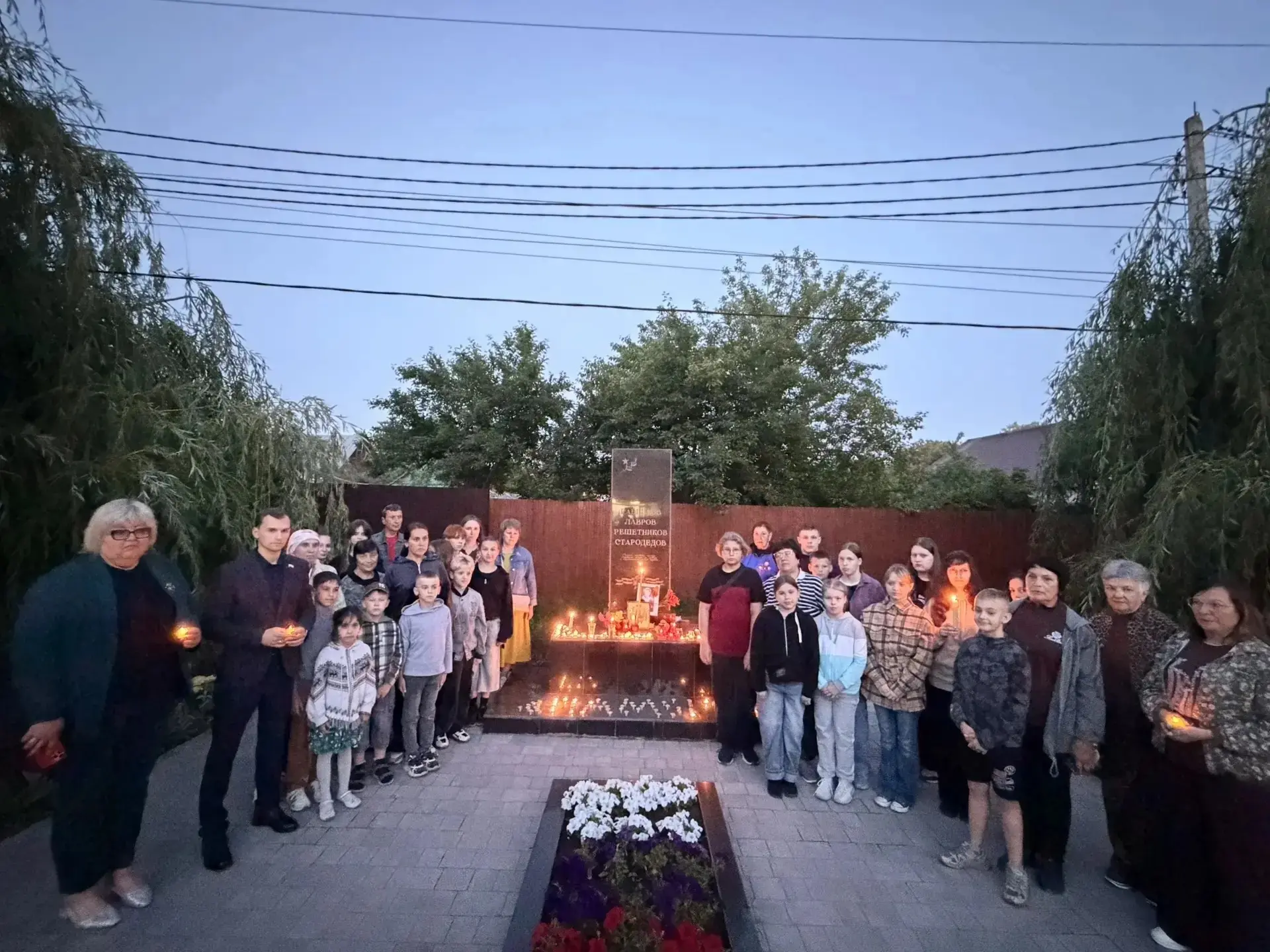 🕊 Вчера, накануне Дня памяти и скорби, учащиеся, учителя, сотрудники нашей школы вместе с жителями 
