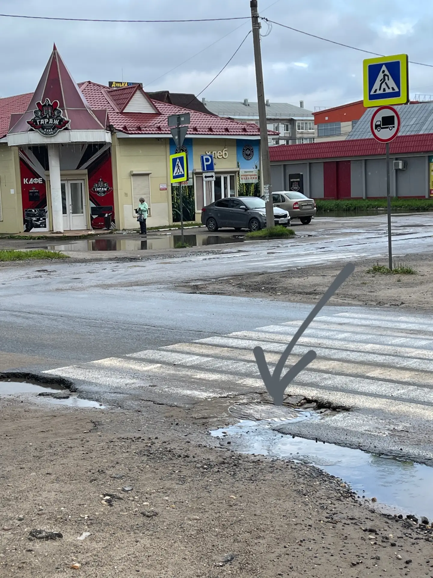 Каждый раз объезжаю этот люк, приходится постоянно подрезать попутный автомобиль. Надое...