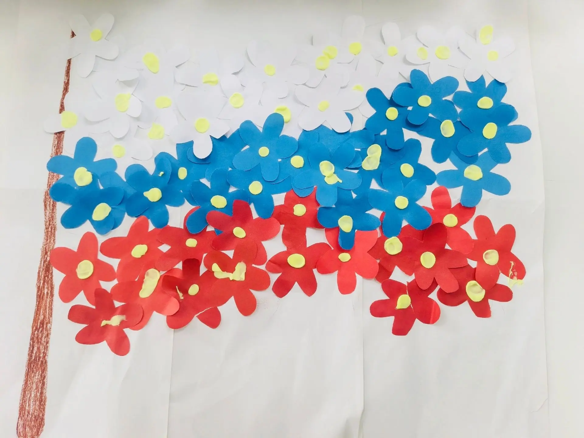 🎉 Ко Дню Государственного флага РФ — творчество от наших малышей! 🎉