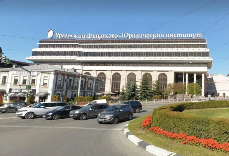 В центре Екатеринбурга продают здание бывшего вуза