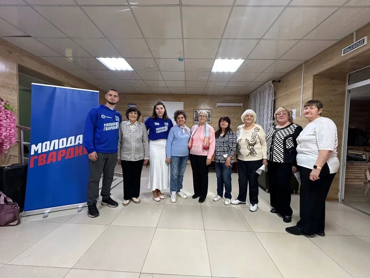 В День пожилого человека молодогвардейцы окружают заботой старшее поколение