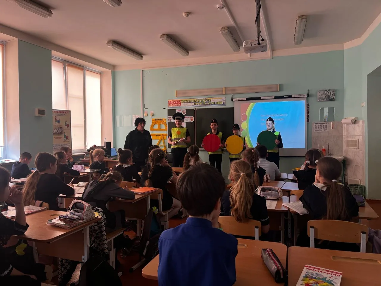🚨 Месячник безопасности продолжается! 🚨 ✅ В рамках месячника безопасности юные инспекторы дорожного 
