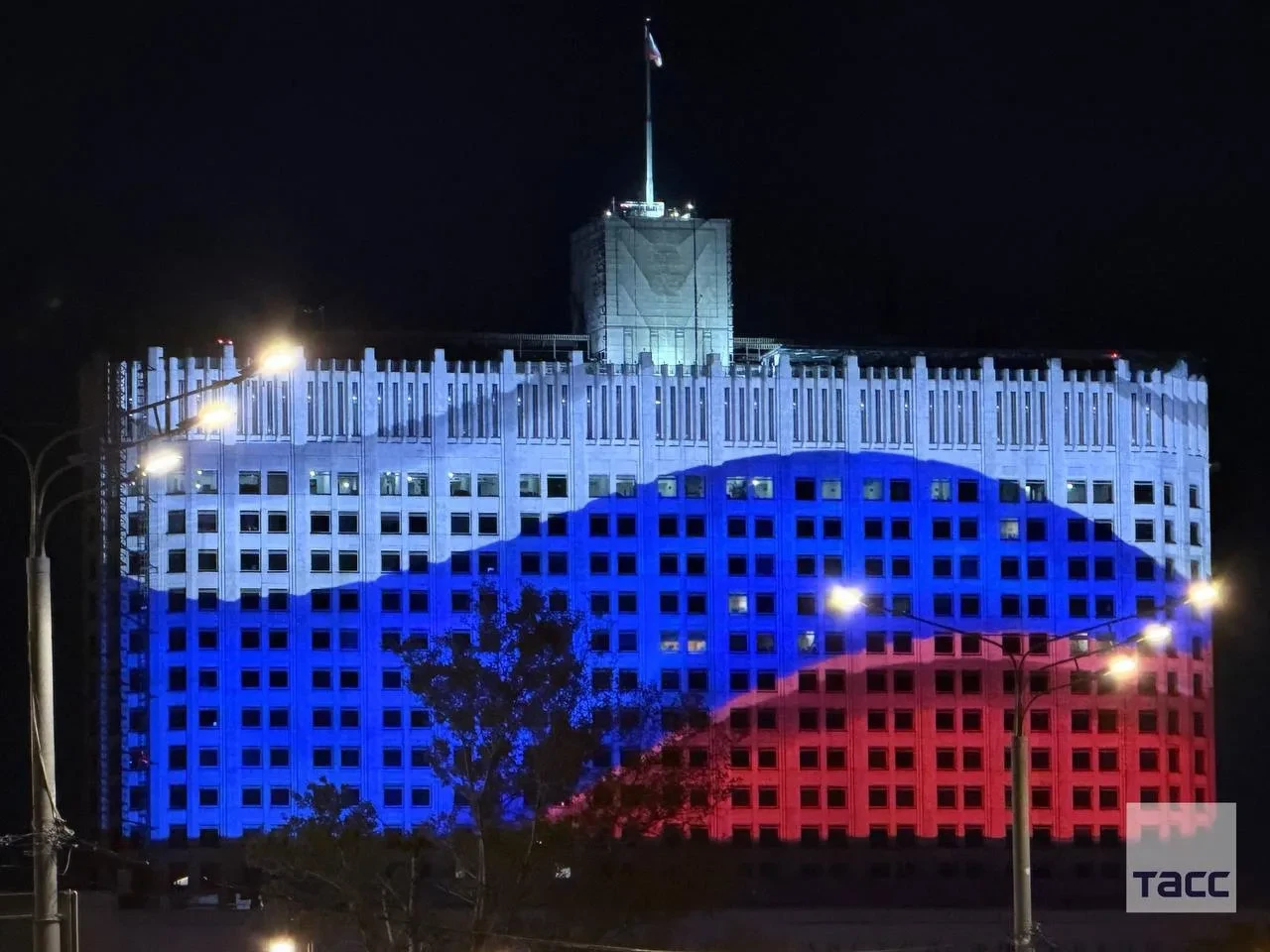 🇷🇺 Российский триколор украсил фасад Дома правительства и башню Москва-Сити в честь Д...