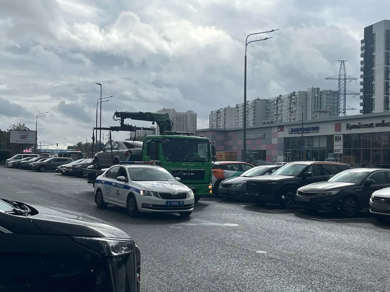 🚨 У метро «Коньково» эвакуируют автомобили