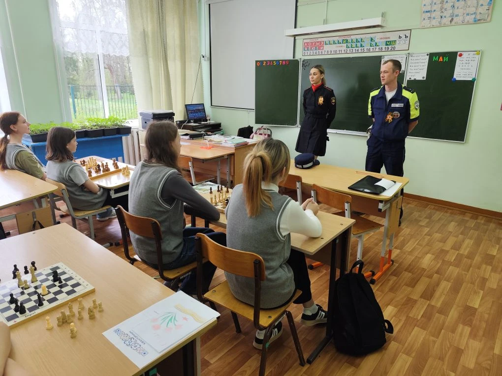Беседа инспектора ГИБДД с учениками о правилах дорожного движения