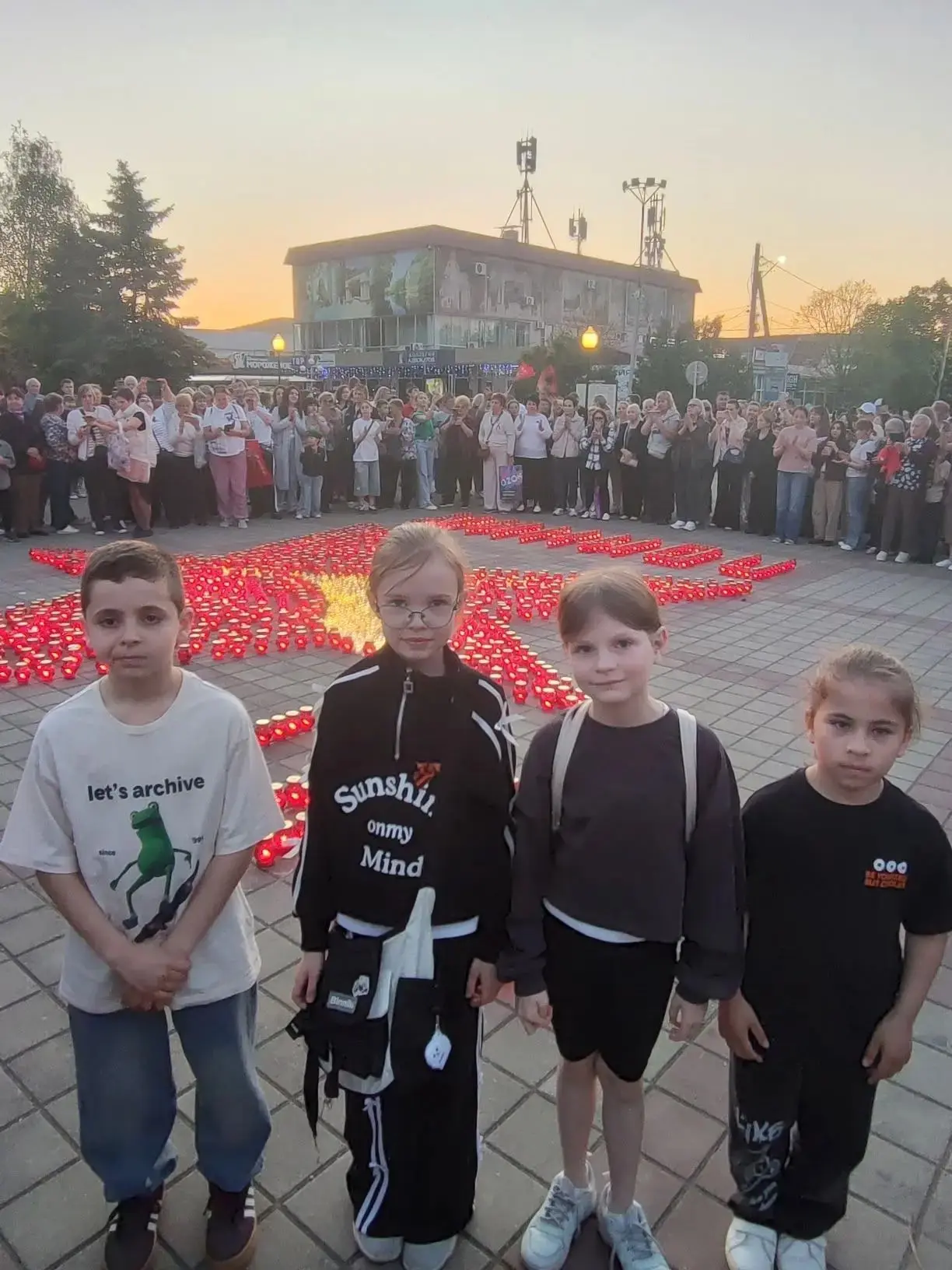 Патриотическая акция "Свеча Победы". Участники: учащиеся 3-Б и 7-А классов. Пока мы помним, они живы