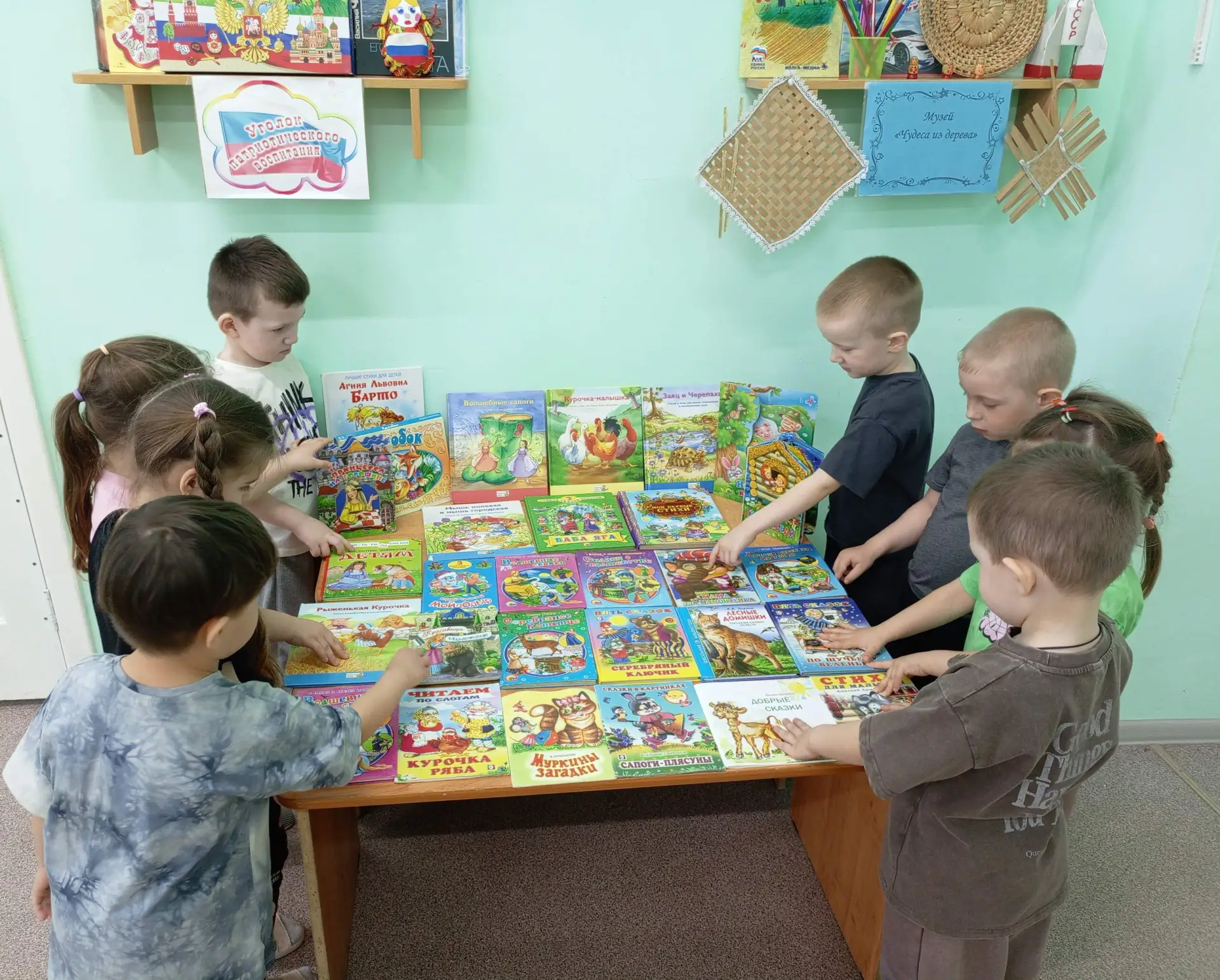 Ежегодно 2 апреля отмечается Международный день детской книги. В средней группе «Звёздо...