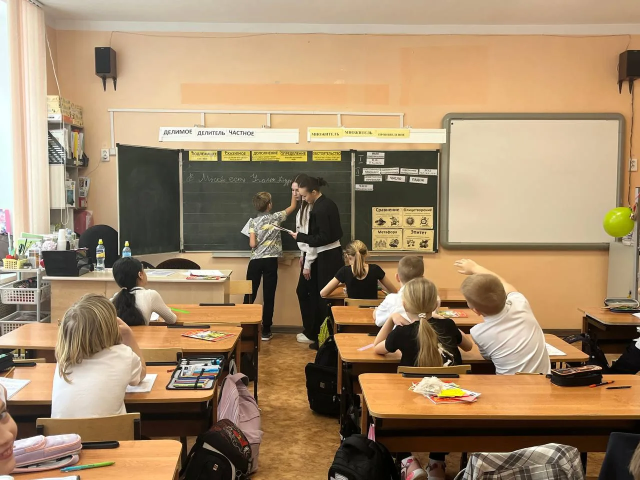 В преддверии Международного женского дня старшеклассники сделали для учителей начальной школы необыч