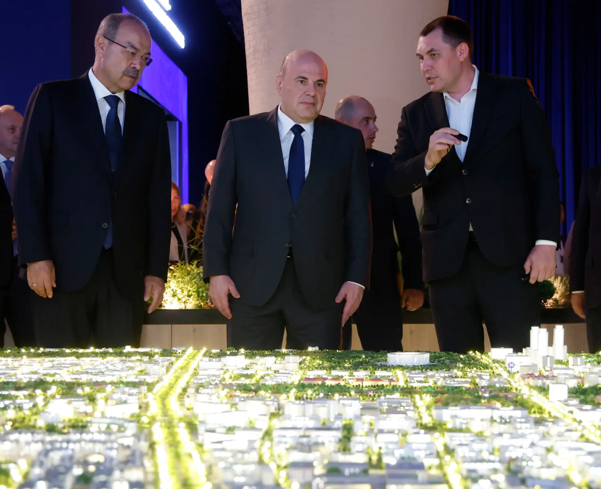 Михаил Мишустин и Премьер-министр Узбекистана Абдулла Арипов осмотрели выставку V Ташкентского между