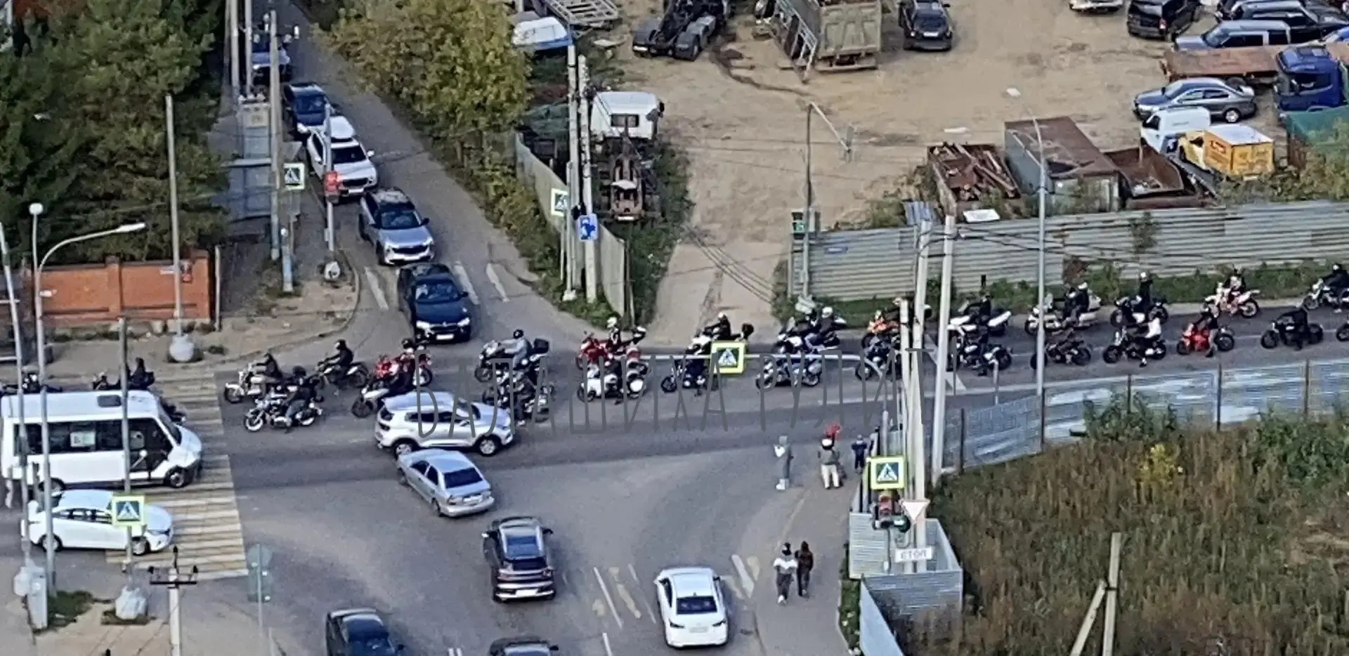 Город встал в пробку из-за колонны мотоциклов, которые буквально заполонили все полосы.