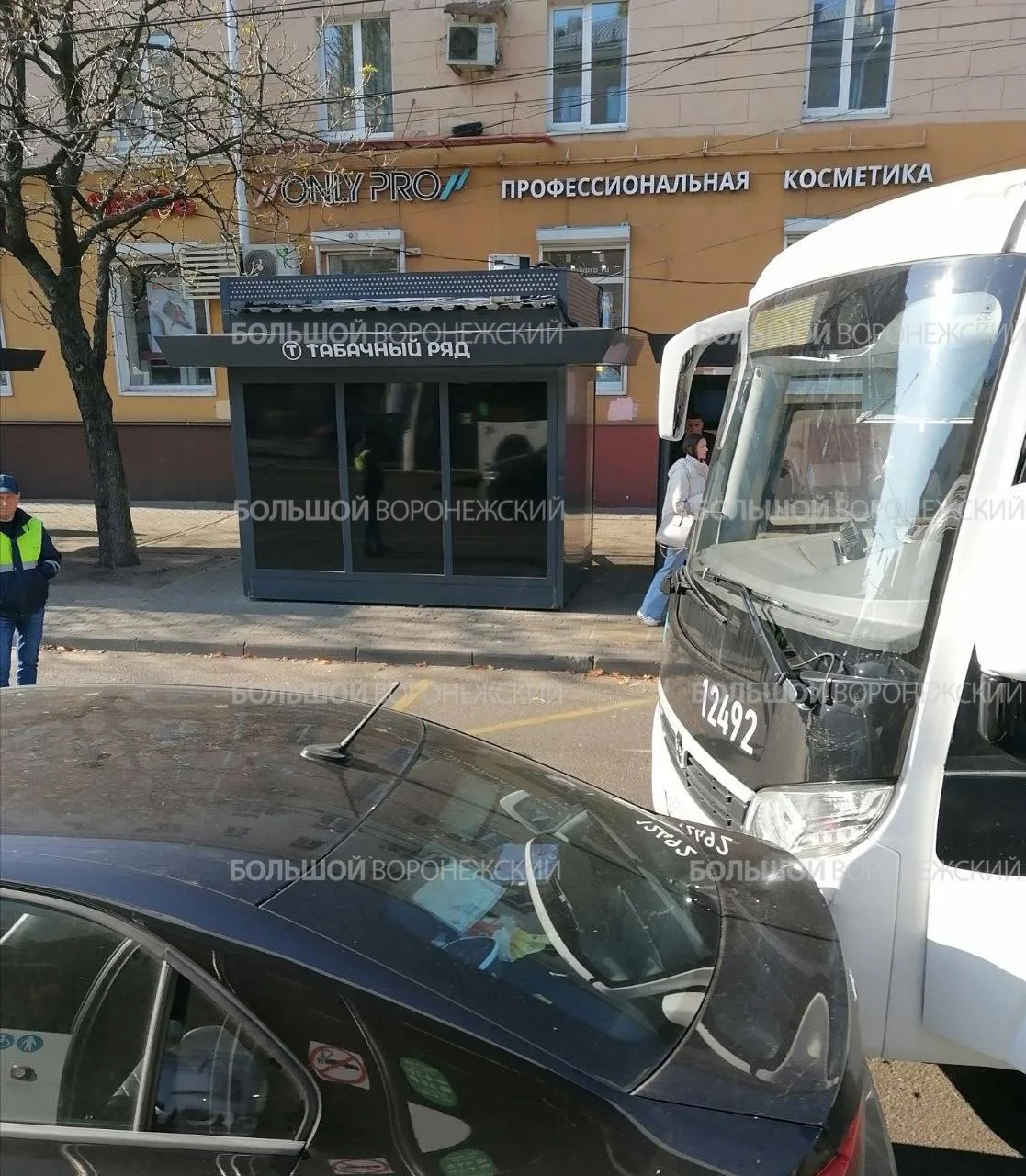 🤦‍♂️ Двойное ДТП произошло у остановки на Кольцовской