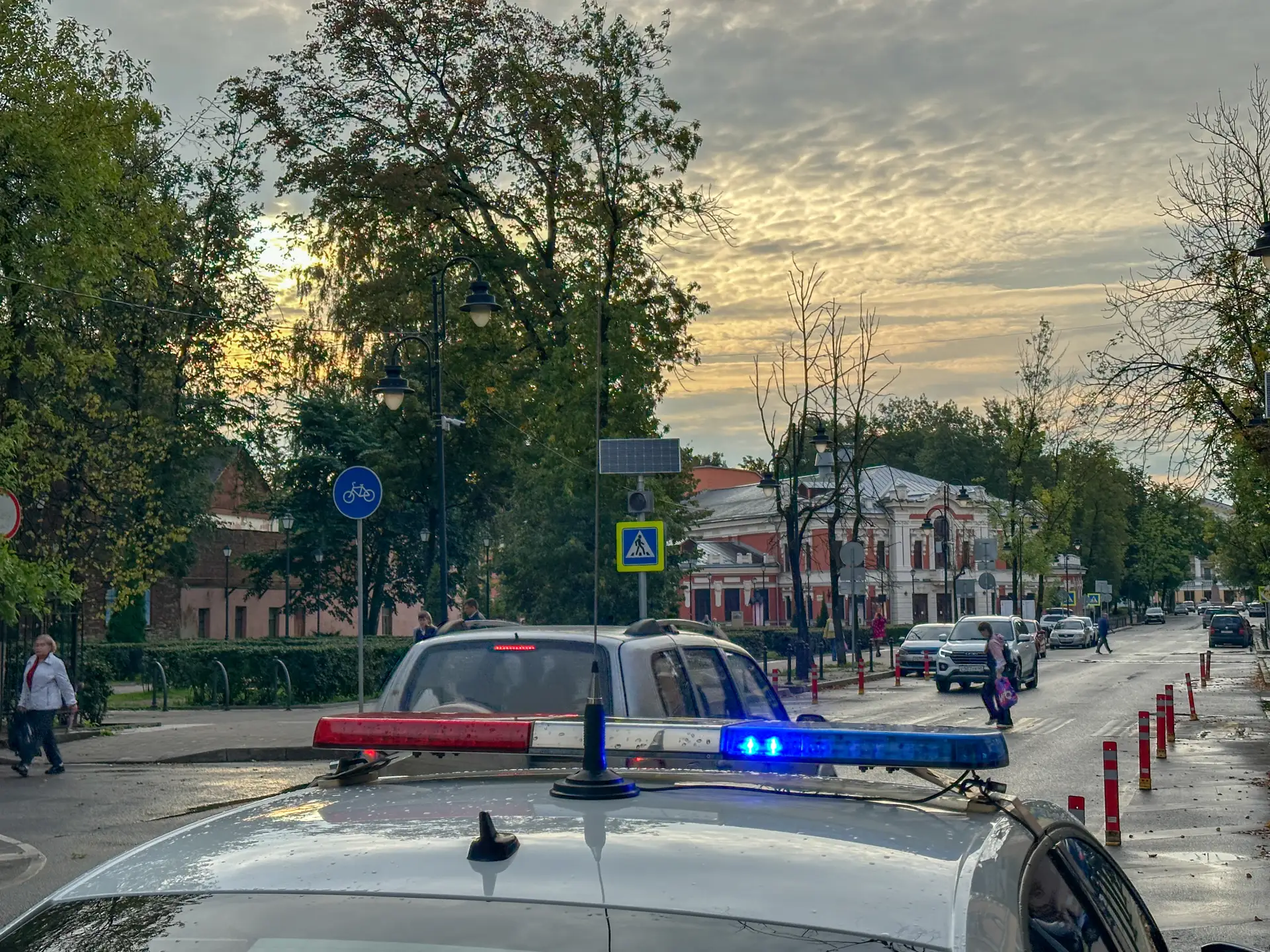 🚔 В Пскове сотрудники Госавтоинспекции обеспечивают безопасность детей вблизи школ