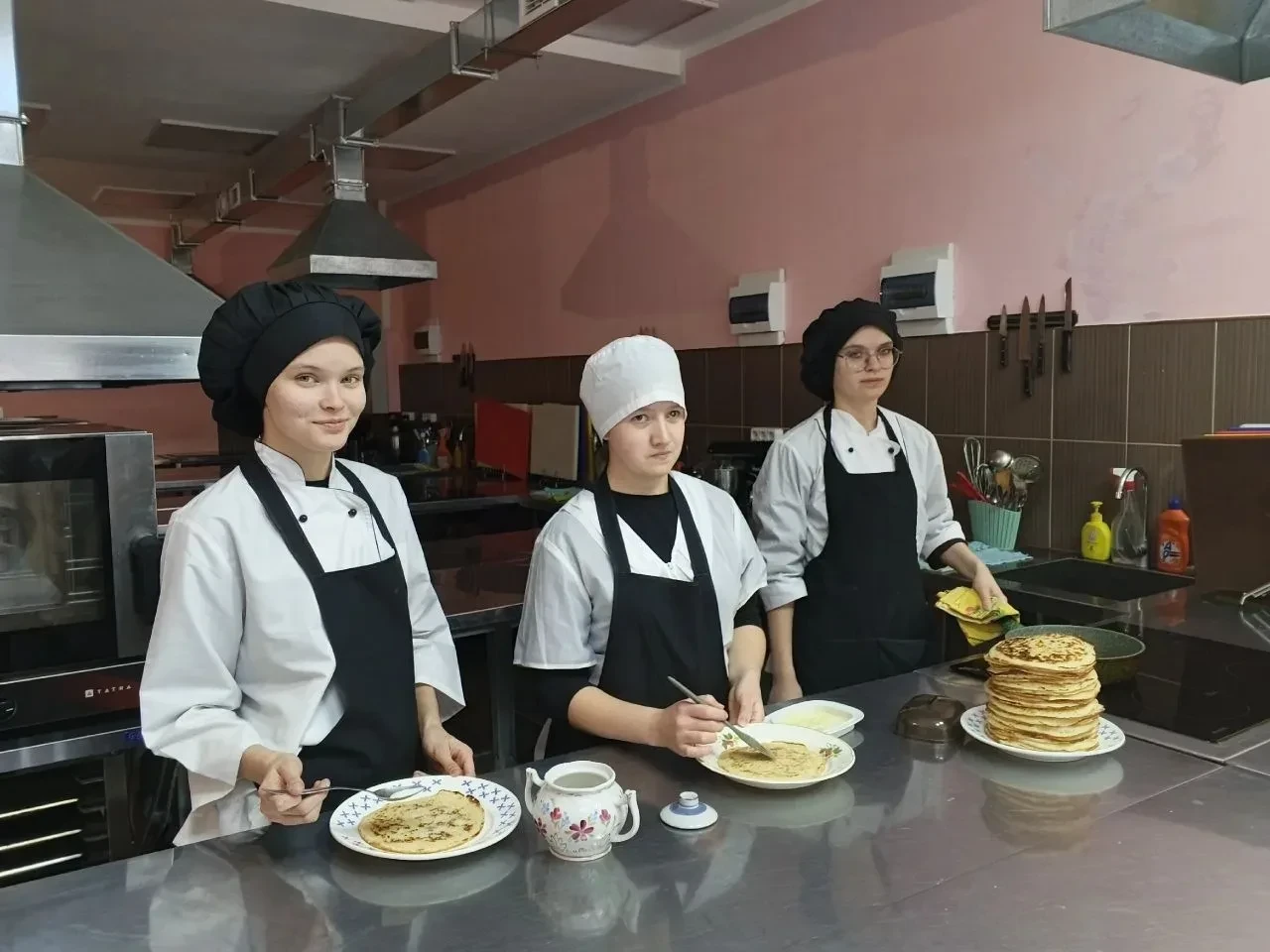 А ЧТО У НАС!  А у нас в рамках УПК «Кондитерский цех «БТПИТ» студенты «Борисоглебского техникума про