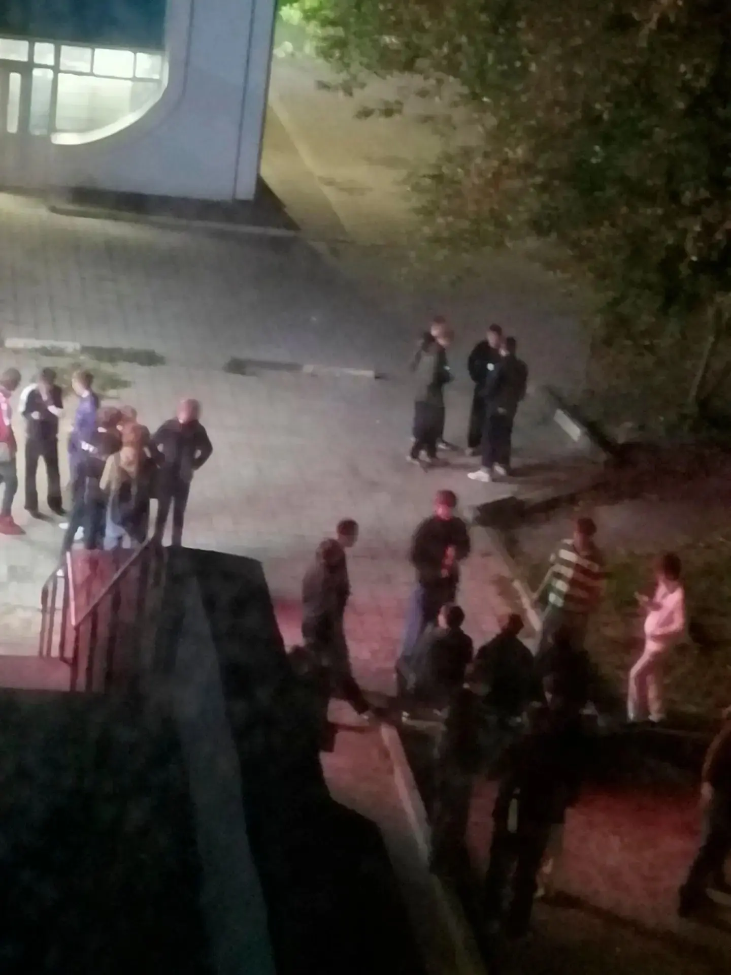 Житель Коломны пожаловался на алкопосиделки у подъезда