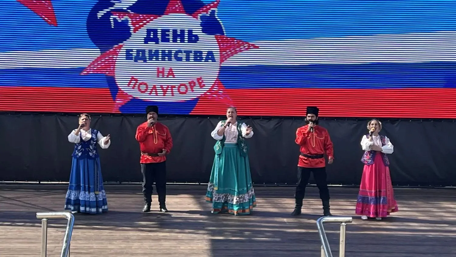 В Курске прошёл патриотический митинг-концерт, посвященный Дню Государственного Флага Р...